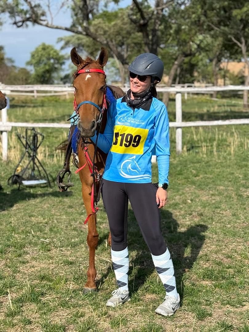 On 15th November, Hannah Ryan and Liandie Bekker, HSB endurance members, travelled to Swales Arabian Stud to take part in the first ever endurance ride hosted in Zimbabwe.
It was a successful ride with 14 entries and 100% completion! Liandie placed 2
