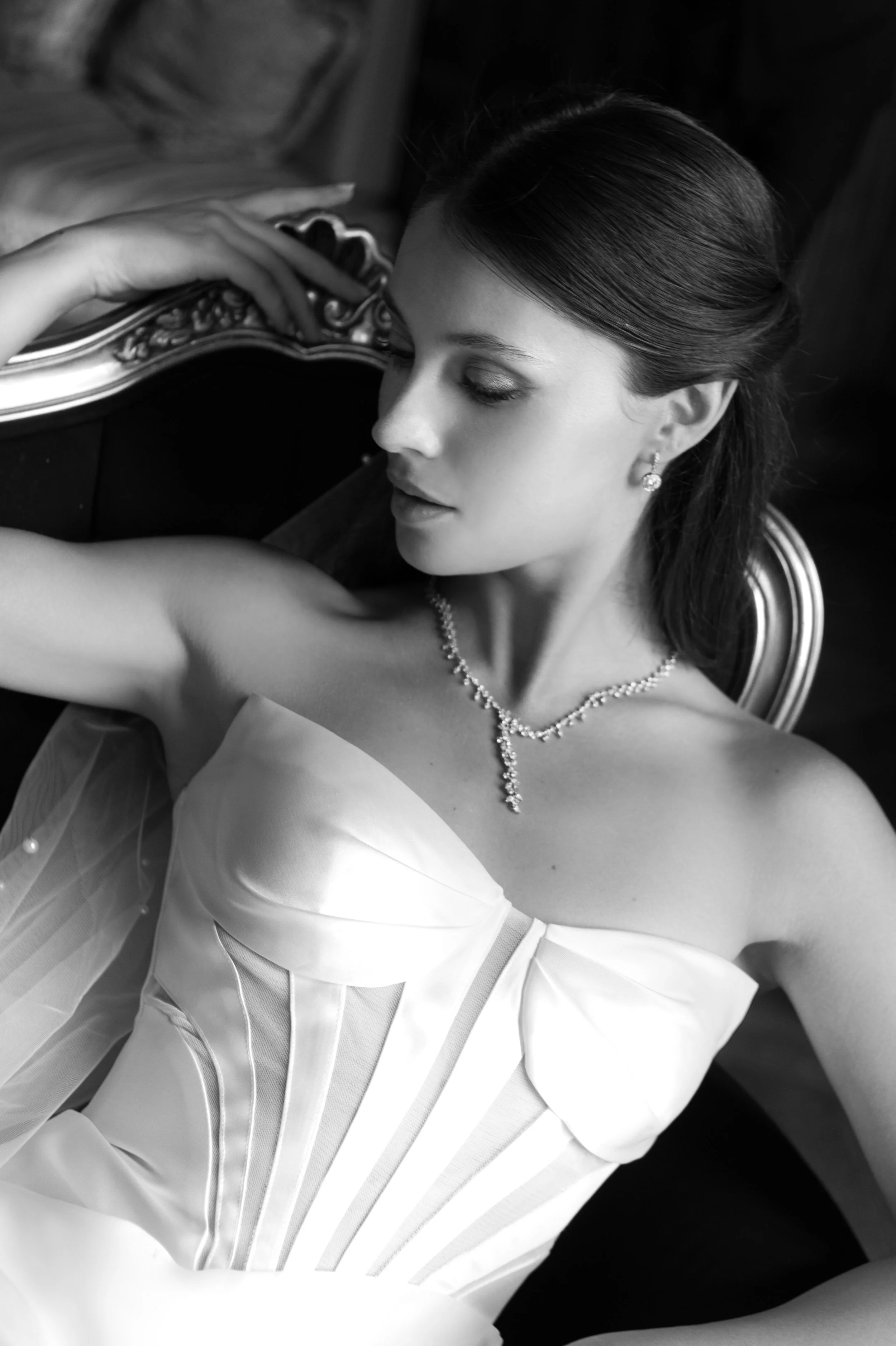 Minimalistic, modern bride with quiet-luxury aesthetic