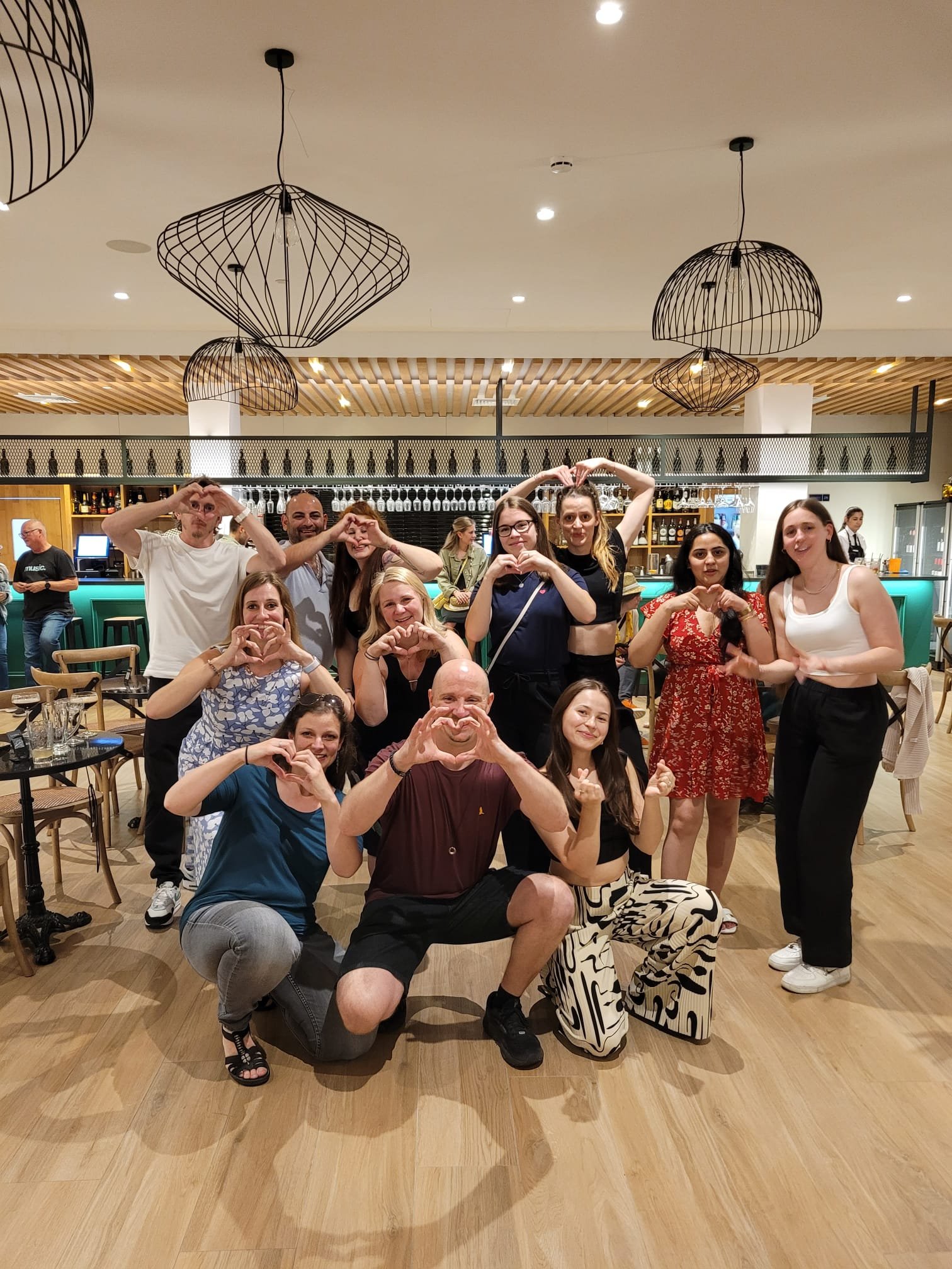 Group photo in which everyone represents a heart