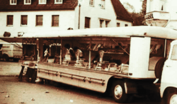 Straßenbahn mit Fahrgästen in einer europäischen Stadt