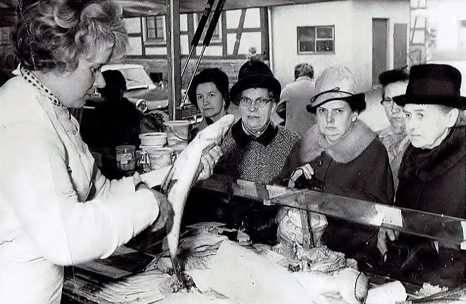 Menschen, die Fisch in einem Fischgeschäft kaufen.