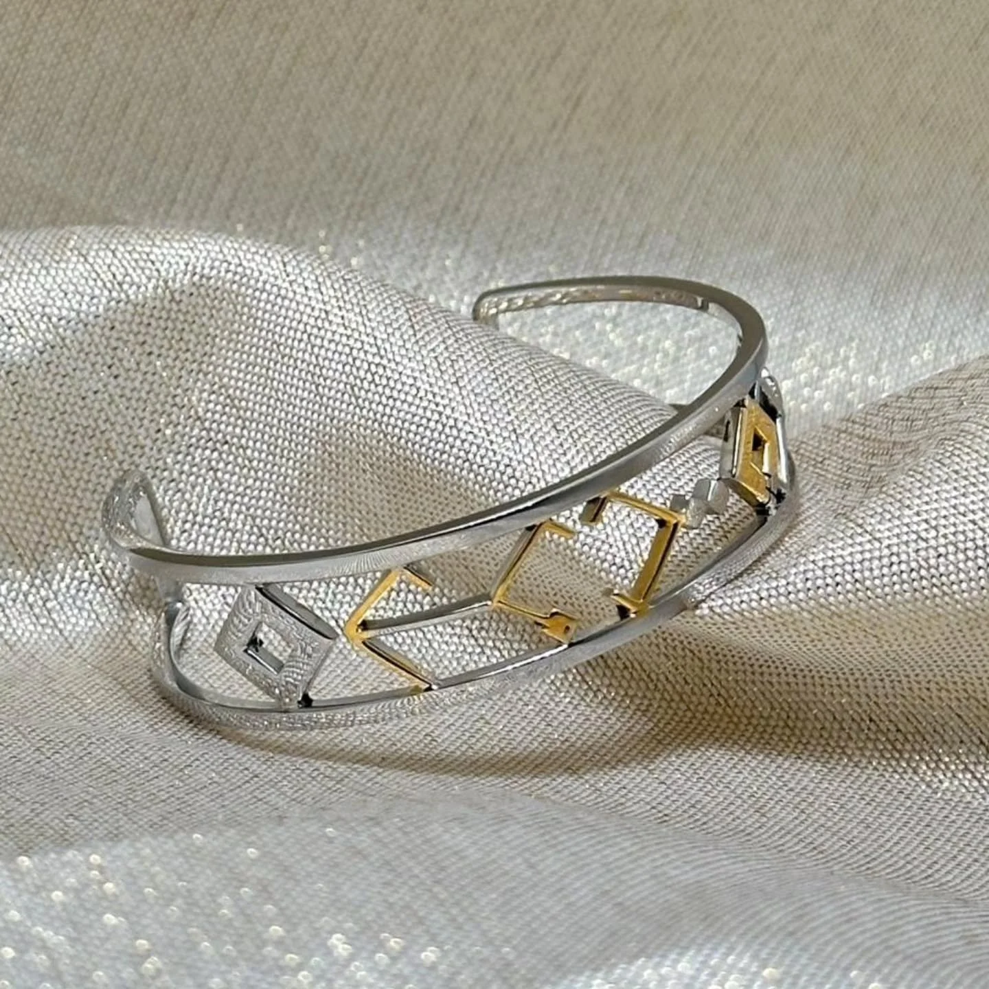 حوّل كلماتك إلى فن من خلال خدمات تصميم الخطوط العربية الهندسية. دع تصميمك تتألق بخط مذهل وفريد ​​من نوعه يجسد جوهر شخصيتك

Get in touch via instagram @hmstudiome or check our website www.hmstudiome.com or our whatsapp.
لطلب تصميم خاص دايركت مسج على ا