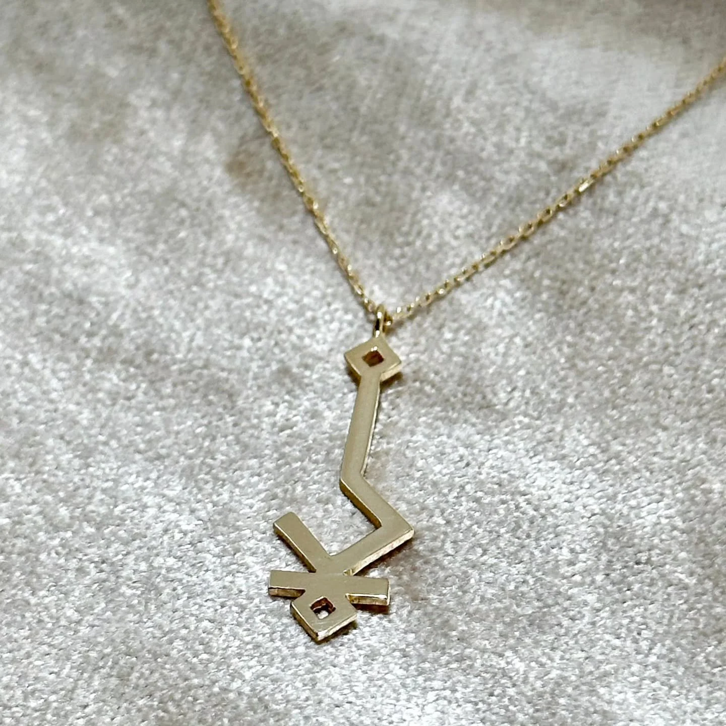 حوّل كلماتك إلى فن من خلال خدمات تصميم الخطوط العربية الهندسية. دع تصميمك تتألق بخط مذهل وفريد ​​من نوعه يجسد جوهر شخصيتك

Get in touch via instagram @hmstudiome or check our website www.hmstudiome.com or our whatsapp.
لطلب تصميم خاص دايركت مسج على ا