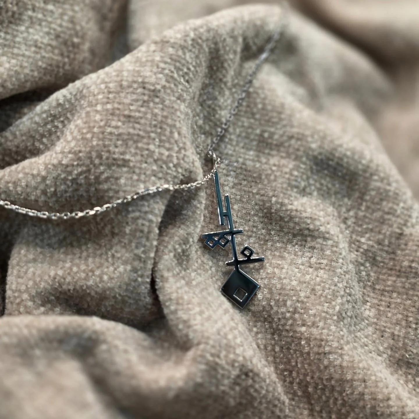 لينه Lina

حوّل كلماتك إلى فن من خلال خدمات تصميم الخطوط العربية الهندسية. دع تصميمك تتألق بخط مذهل وفريد ​​من نوعه يجسد جوهر شخصيتك

Get in touch via instagram @hmstudiome or check our website www.hmstudiome.com or our whatsapp.
لطلب تصميم خاص دايرك