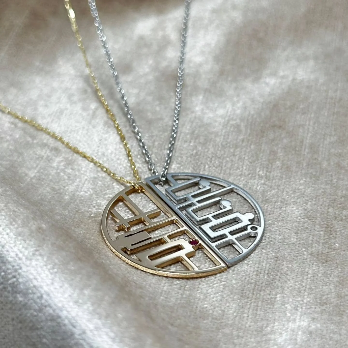 مو عقدين&hellip;هذي حكاية واحدة انقسمت نصين
ذهب لك، فضة له
ونلتقي دايمًا في القلب ✨

حوّل كلماتك إلى فن من خلال خدمات تصميم الخطوط العربية الهندسية. دع تصميمك تتألق بخط مذهل وفريد ​​من نوعه يجسد جوهر شخصيتك

Get in touch via instagram @hmstudiome or 