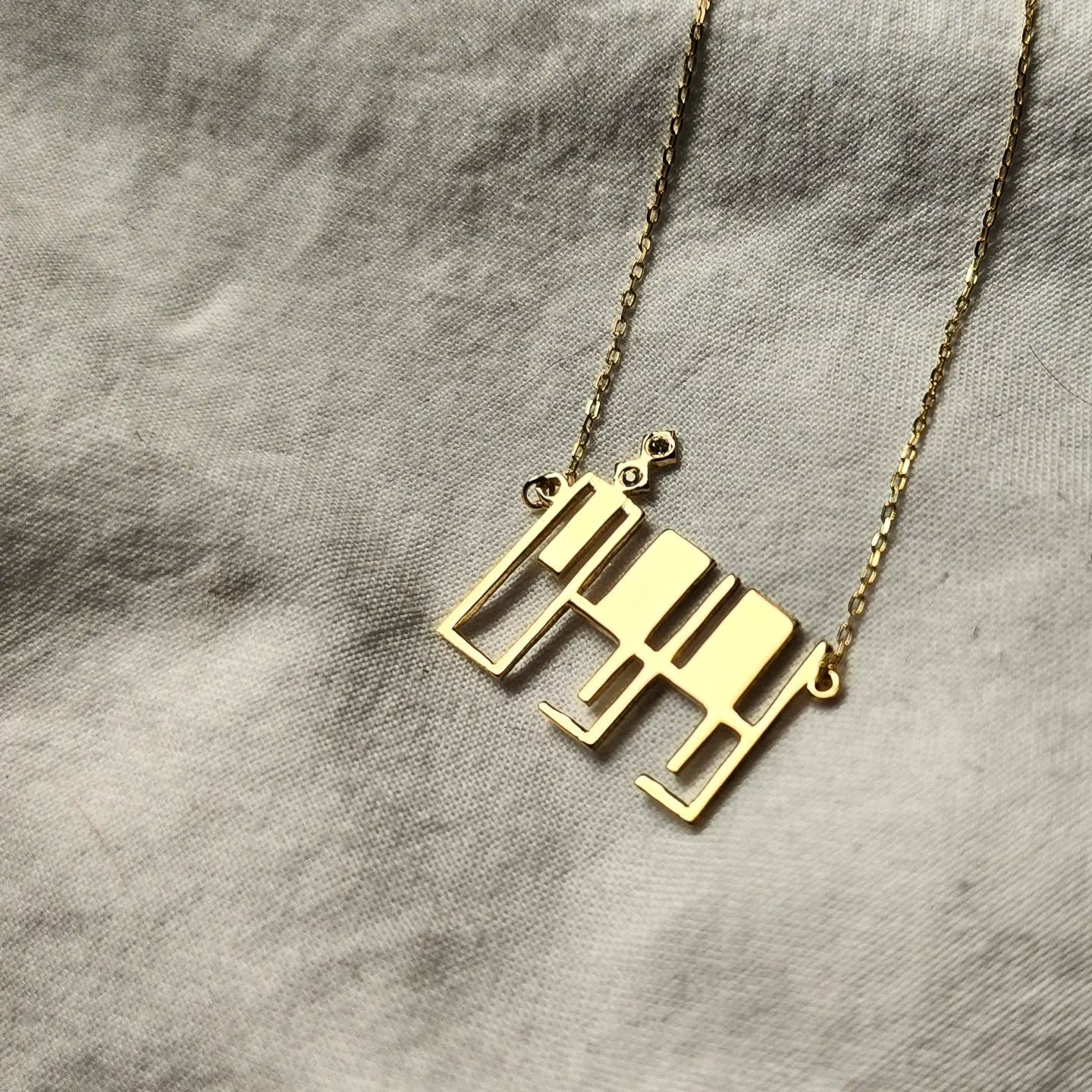 حوّل كلماتك إلى فن من خلال خدمات تصميم الخطوط العربية الهندسية. دع تصميمك تتألق بخط مذهل وفريد ​​من نوعه يجسد جوهر شخصيتك

Get in touch via instagram @hmstudiome or check our website www.hmstudiome.com or our whatsapp.
لطلب تصميم خاص دايركت مسج على ا