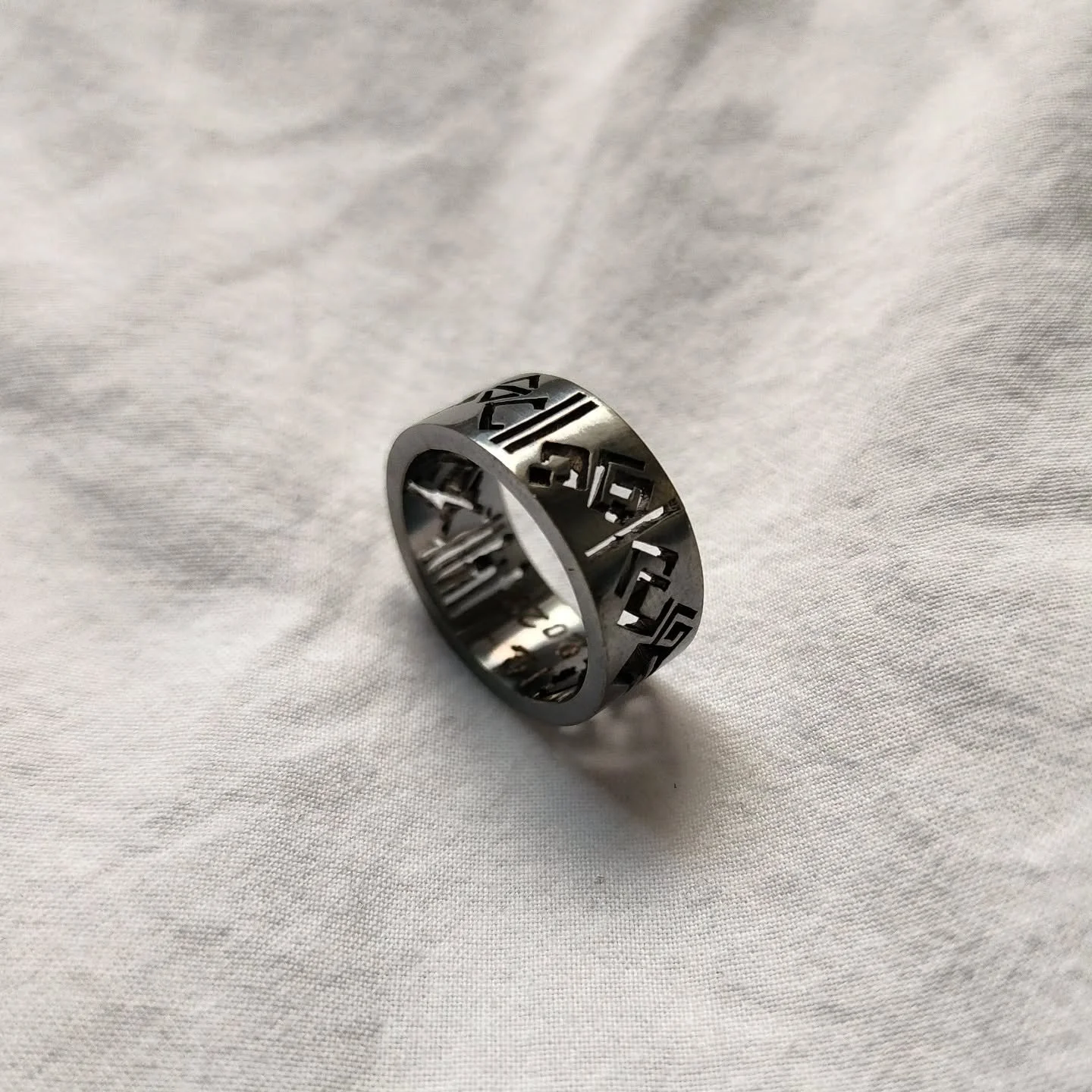 حوّل كلماتك إلى فن من خلال خدمات تصميم الخطوط العربية الهندسية. دع تصميمك تتألق بخط مذهل وفريد ​​من نوعه يجسد جوهر شخصيتك

Get in touch via instagram @hmstudiome or check our website www.hmstudiome.com or our whatsapp.
لطلب تصميم خاص دايركت مسج على ا