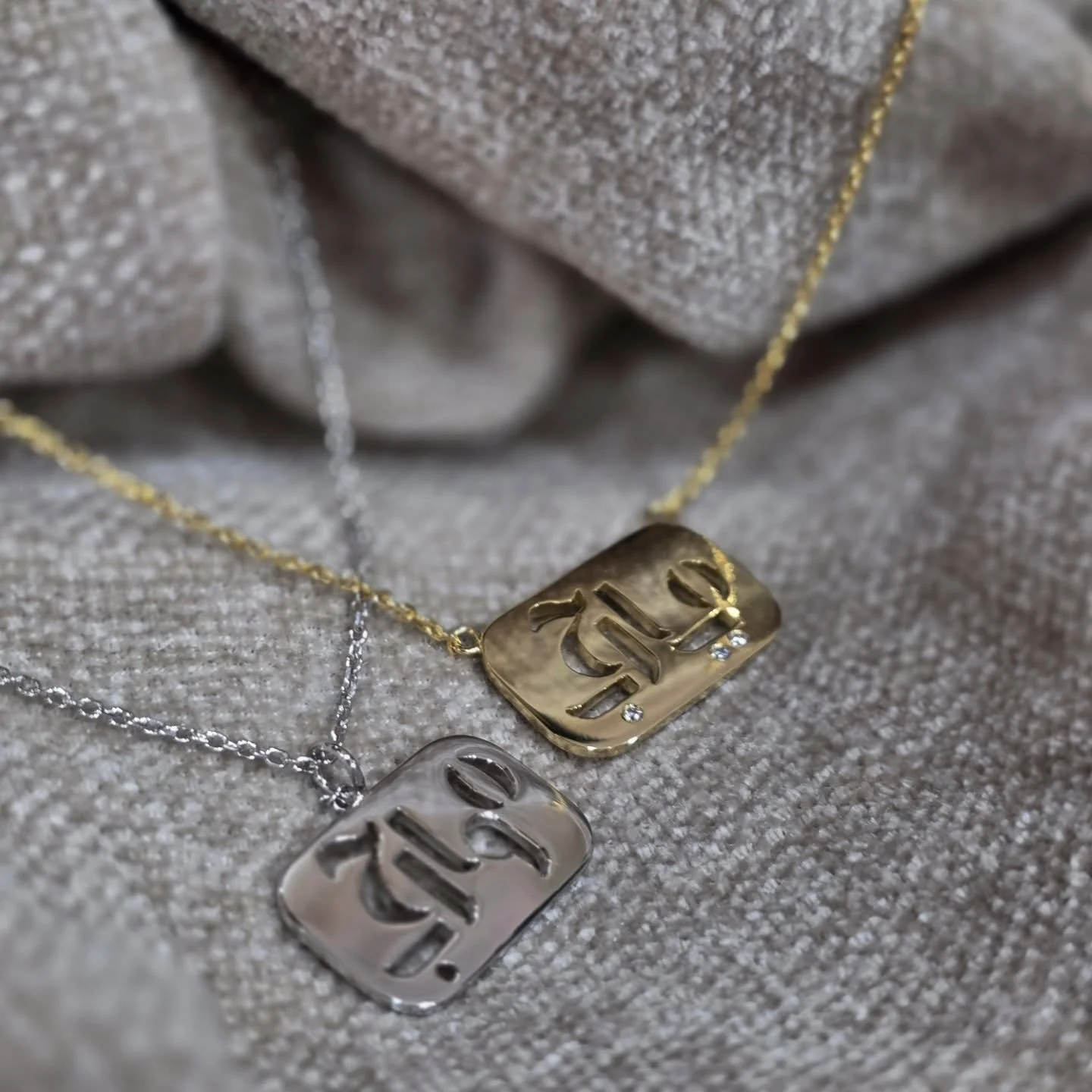 عيد الحب قرب ❤️

مو بس عقدين&hellip;
هذي قصة وحدة، اسمين، وقلبين
هو لها، وهي له
وكل مرة يلبسونهم يتذكرون
إنهم اختاروا بعض 🤍✨