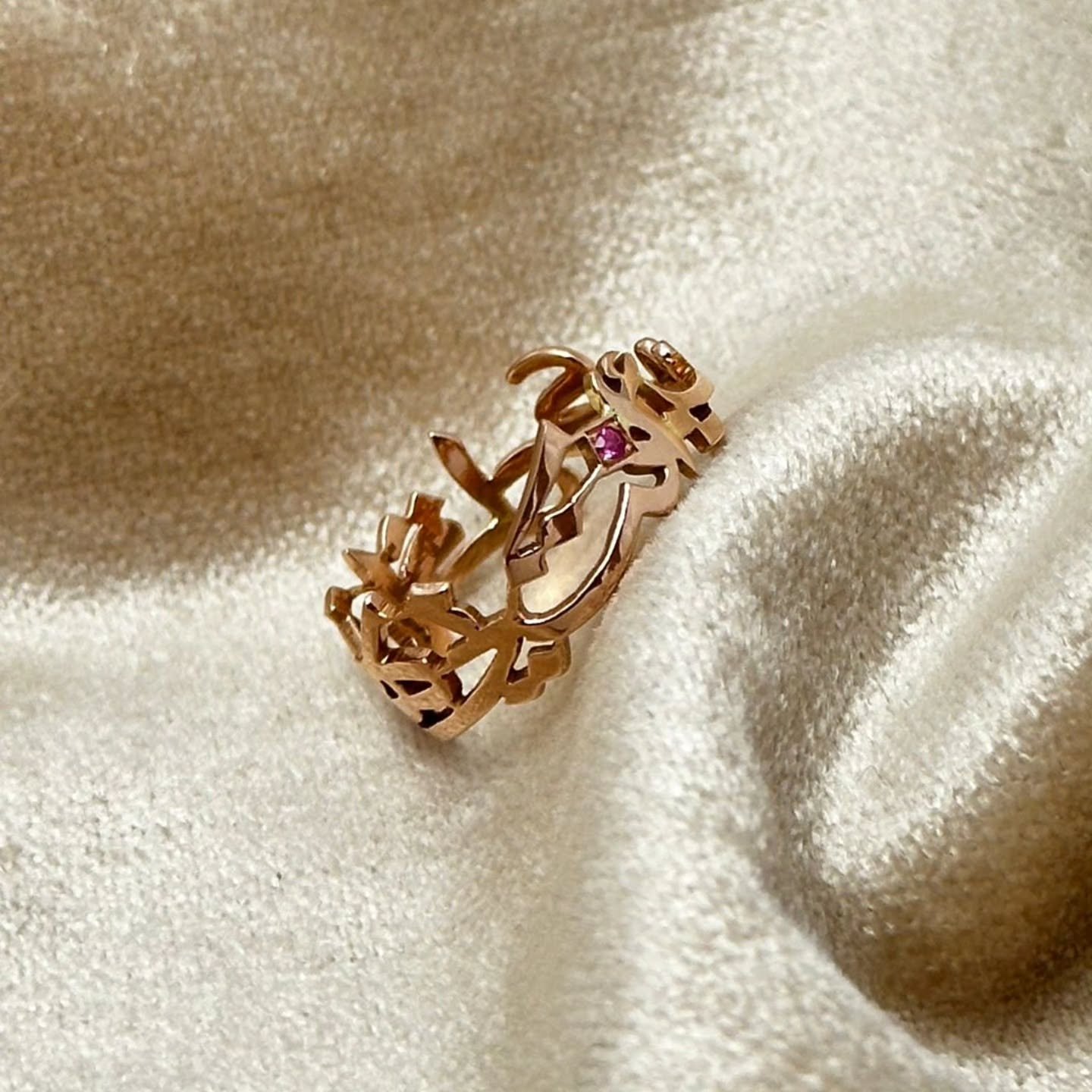 خاتم ذهب جولد روز عيار ١٨ ب ٣ اسامي مصمم ومخصص بحب 🩷

حوّل كلماتك إلى فن من خلال خدمات تصميم الخطوط العربية الهندسية. دع تصميمك تتألق بخط مذهل وفريد ​​من نوعه يجسد جوهر شخصيتك

Get in touch via instagram @hmstudiome or check our website www.hmstudio