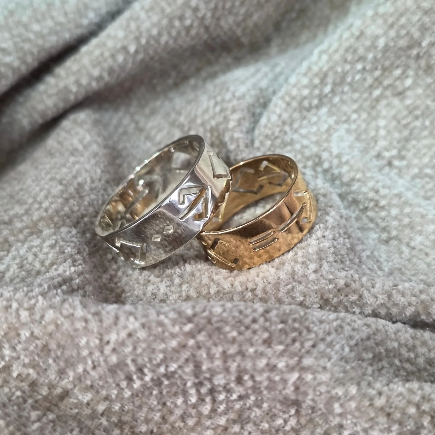 حوّل كلماتك إلى فن من خلال خدمات تصميم الخطوط العربية الهندسية. دع تصميمك تتألق بخط مذهل وفريد ​​من نوعه يجسد جوهر شخصيتك.

Get in touch via instagram @hmstudiome or check our website www.hmstudiome.com or our whatsapp.
لطلب تصميم خاص دايركت مسج على 