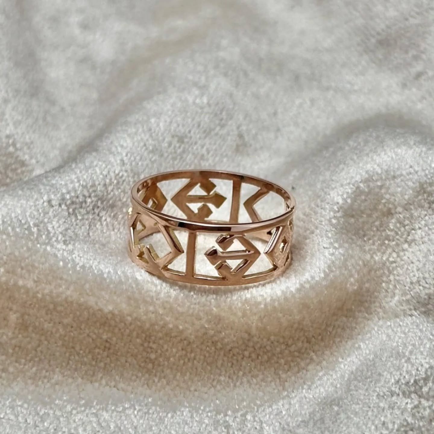 خاتم بتصميم هندسي مميز ل ٣ أسامي مصنع من روز جولد بيور عيار ١٨

حوّل كلماتك إلى فن من خلال خدمات تصميم الخطوط العربية الهندسية. دع تصميمك تتألق بخط مذهل وفريد ​​من نوعه يجسد جوهر شخصيتك.

Get in touch via instagram @hmstudiome or check our website ww