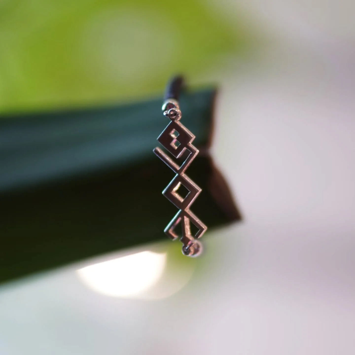 حوّل كلماتك إلى فن من خلال خدمات تصميم الخطوط العربية الهندسية وتحويلها لقطعة فريدة من نوعها من الذهب أو الفضة.. دع تصميمك تتألق بخط مذهل وفريد ​​من نوعه يجسد جوهر شخصيتك.

Get in touch via instagram @hmstudiome or check our website www.hmstudiome.co