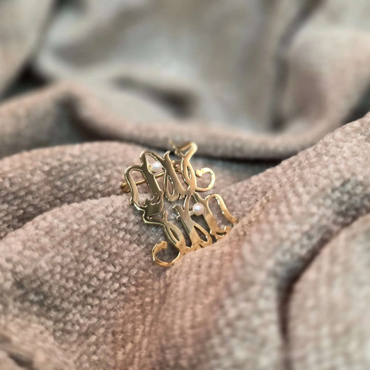 Suad سعاد 

بروش ذهب عيار ١٨ باسم سعاد مع حبوب اللولو لاضافة لمسة مميزة

حوّل كلماتك إلى فن من خلال خدمات تصميم الخطوط العربية الهندسية وتحويلها لقطعة فريدة من نوعها من الذهب أو الفضة.. دع تصميمك تتألق بخط مذهل وفريد ​​من نوعه يجسد جوهر شخصيتك.

Get 