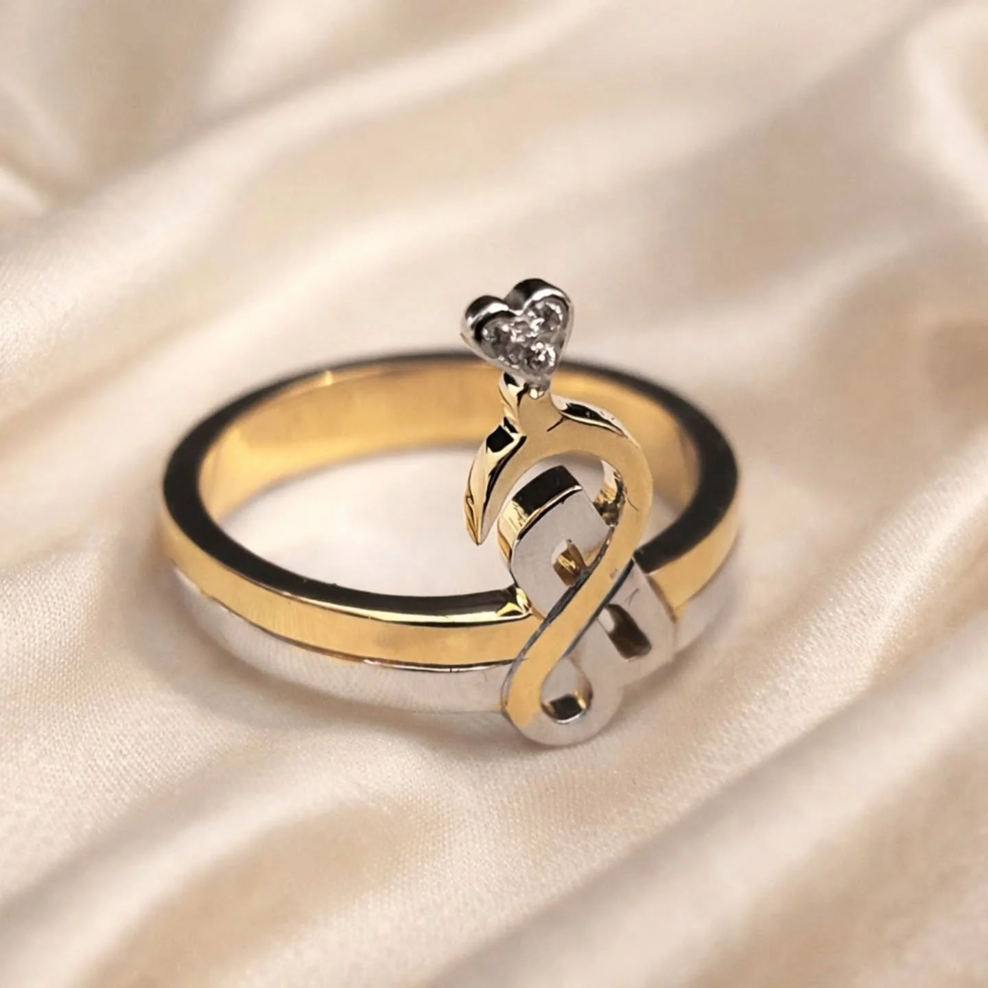 خاتم مميز من الذهب الابيض والاصفر يجمع بين حرف الخاء والهاء مع الماسة قلب 🩷

حوّل كلماتك إلى فن من خلال خدمات تصميم الخطوط العربية الهندسية وتحويلها لقطعة فريدة من نوعها من الذهب أو الفضة.. دع تصميمك تتألق بخط مذهل وفريد ​​من نوعه يجسد جوهر شخصيتك.
