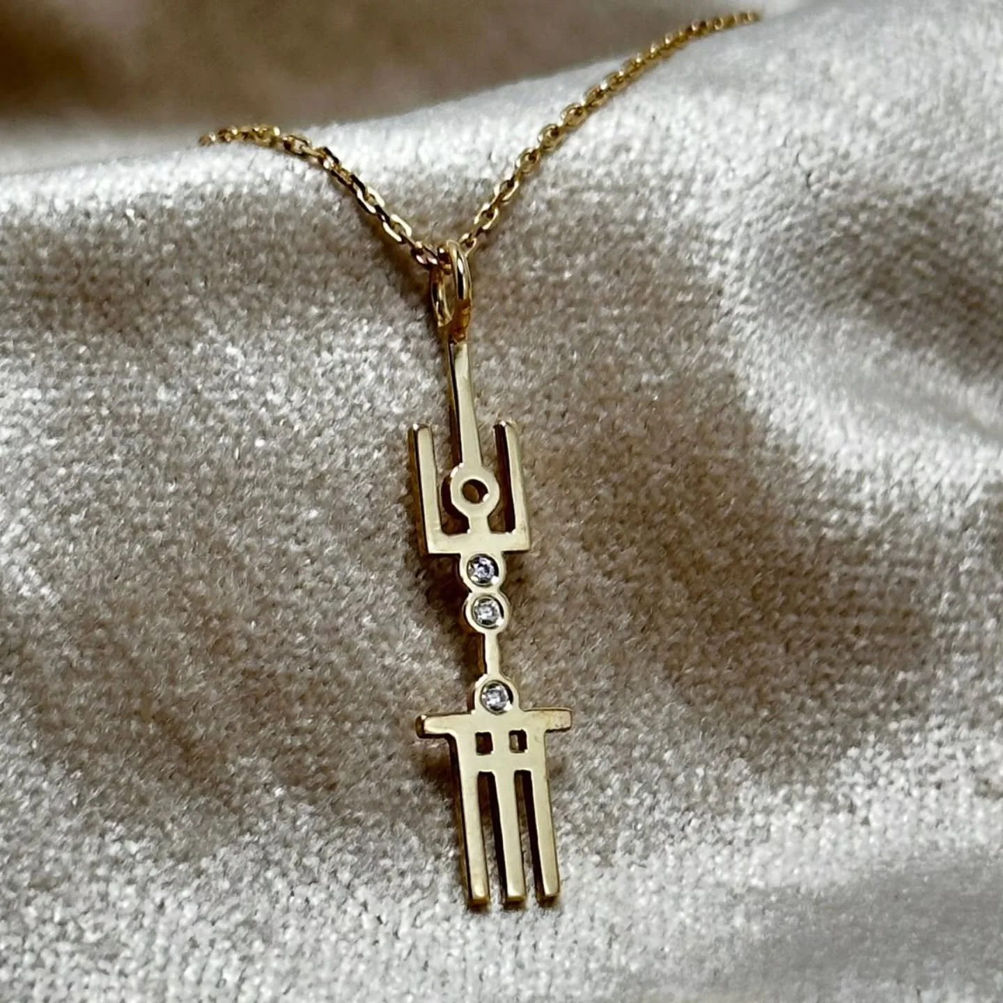 إيناس Enas

حوّل كلماتك إلى فن من خلال خدمات تصميم الخطوط العربية الهندسية وتحويلها لقطعة فريدة من نوعها من الذهب أو الفضة.. دع تصميمك تتألق بخط مذهل وفريد ​​من نوعه يجسد جوهر شخصيتك.

Get in touch via instagram @hmstudiome or check our website www.h