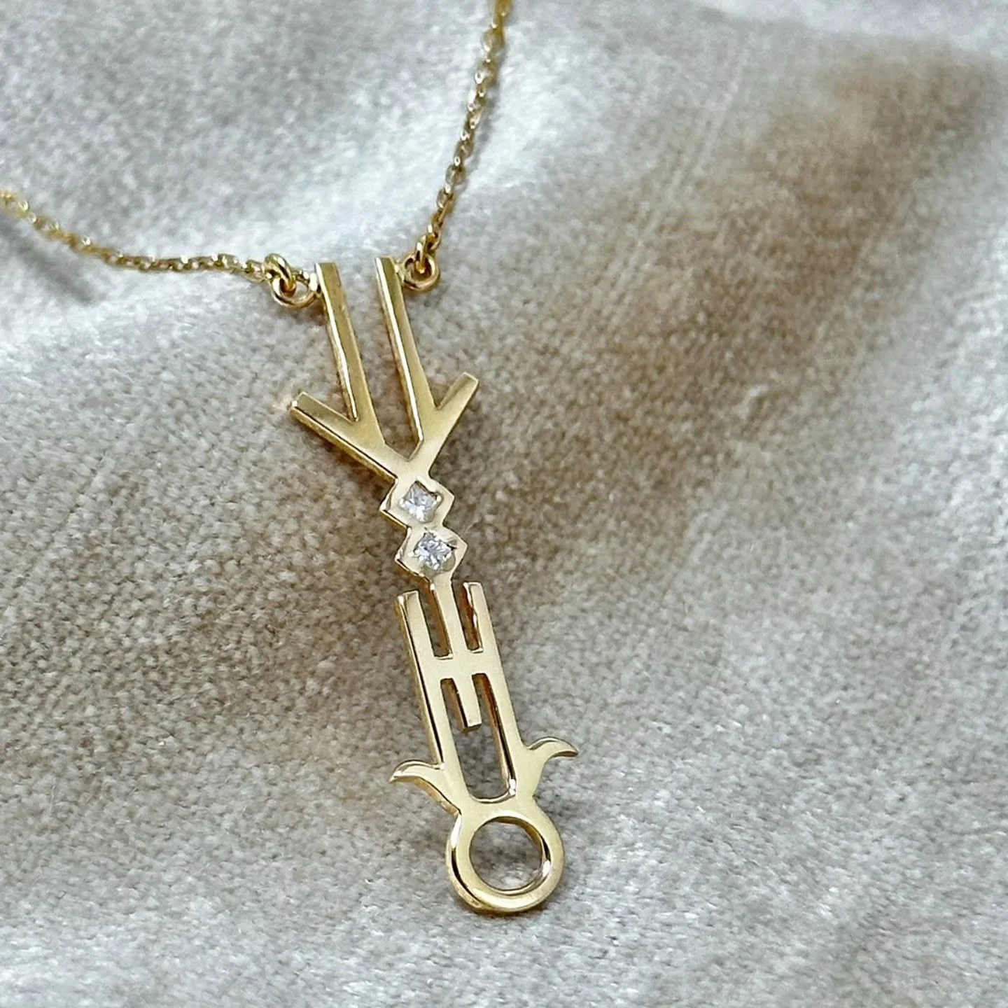 ليا + برج الثور

حوّل كلماتك إلى فن من خلال خدمات تصميم الخطوط العربية الهندسية وتحويلها لقطعة فريدة من نوعها من الذهب أو الفضة.. دع تصميمك تتألق بخط مذهل وفريد ​​من نوعه يجسد جوهر شخصيتك.

Get in touch via instagram @hmstudiome or check our website 