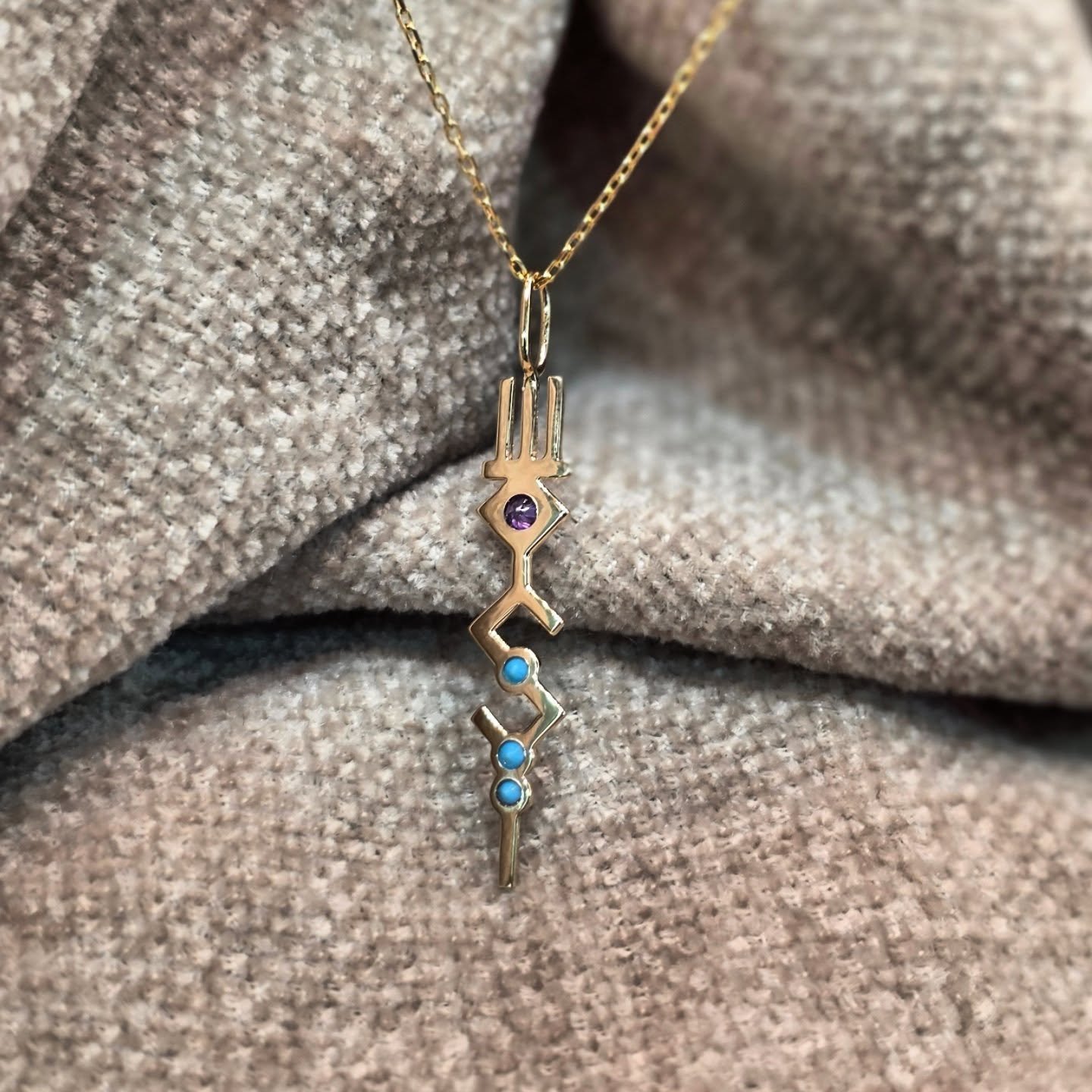 سونيا Sonia

حوّل كلماتك إلى فن من خلال خدمات تصميم الخطوط العربية الهندسية وتحويلها لقطعة فريدة من نوعها من الذهب أو الفضة.. دع تصميمك تتألق بخط مذهل وفريد ​​من نوعه يجسد جوهر شخصيتك.

Get in touch via instagram @hmstudiome or check our website www.