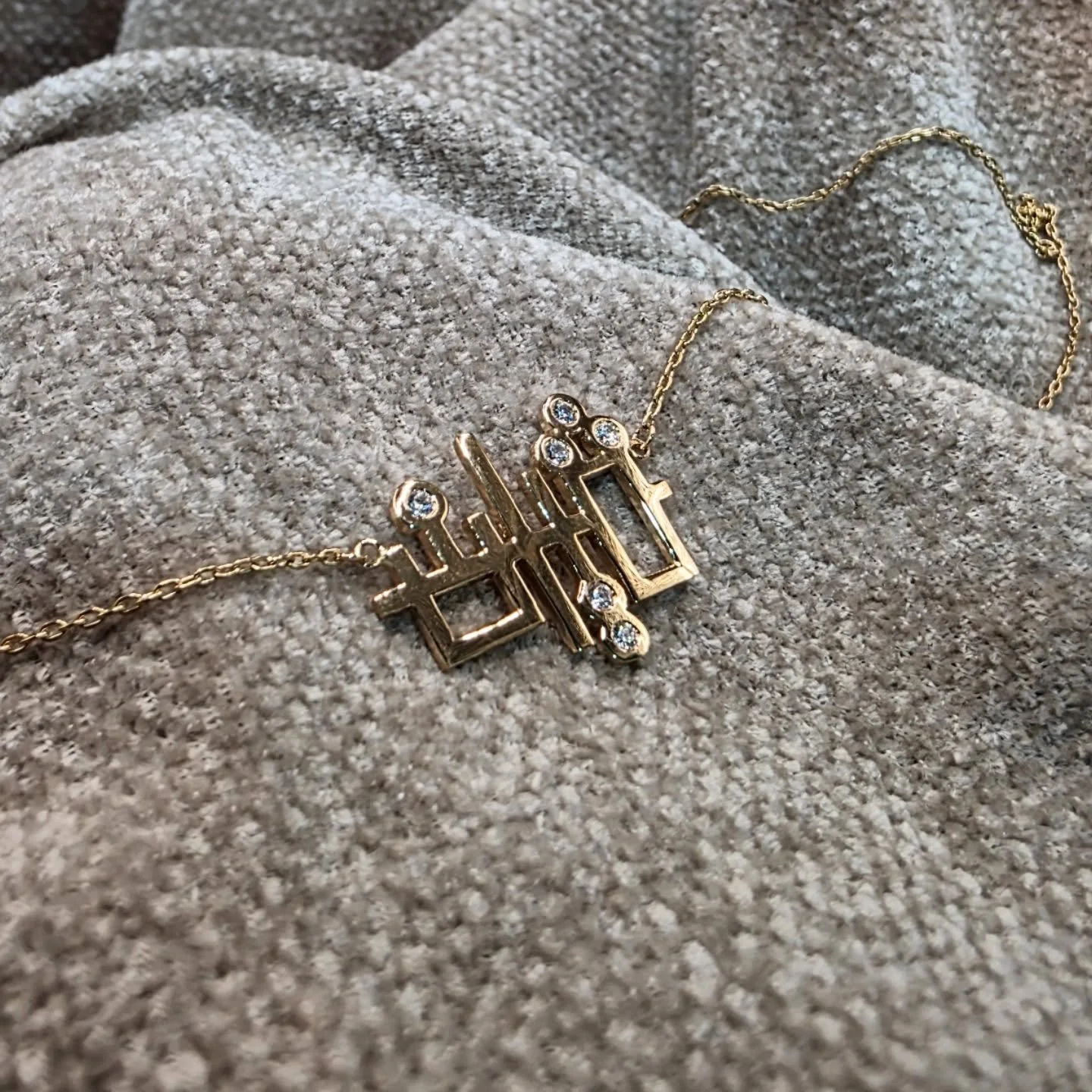 Vian ڤيان

حوّل كلماتك إلى فن من خلال خدمات تصميم الخطوط العربية الهندسية وتحويلها لقطعة فريدة من نوعها من الذهب أو الفضة.. دع تصميمك تتألق بخط مذهل وفريد ​​من نوعه يجسد جوهر شخصيتك.

Get in touch via instagram @hmstudiome or check our website www.hm