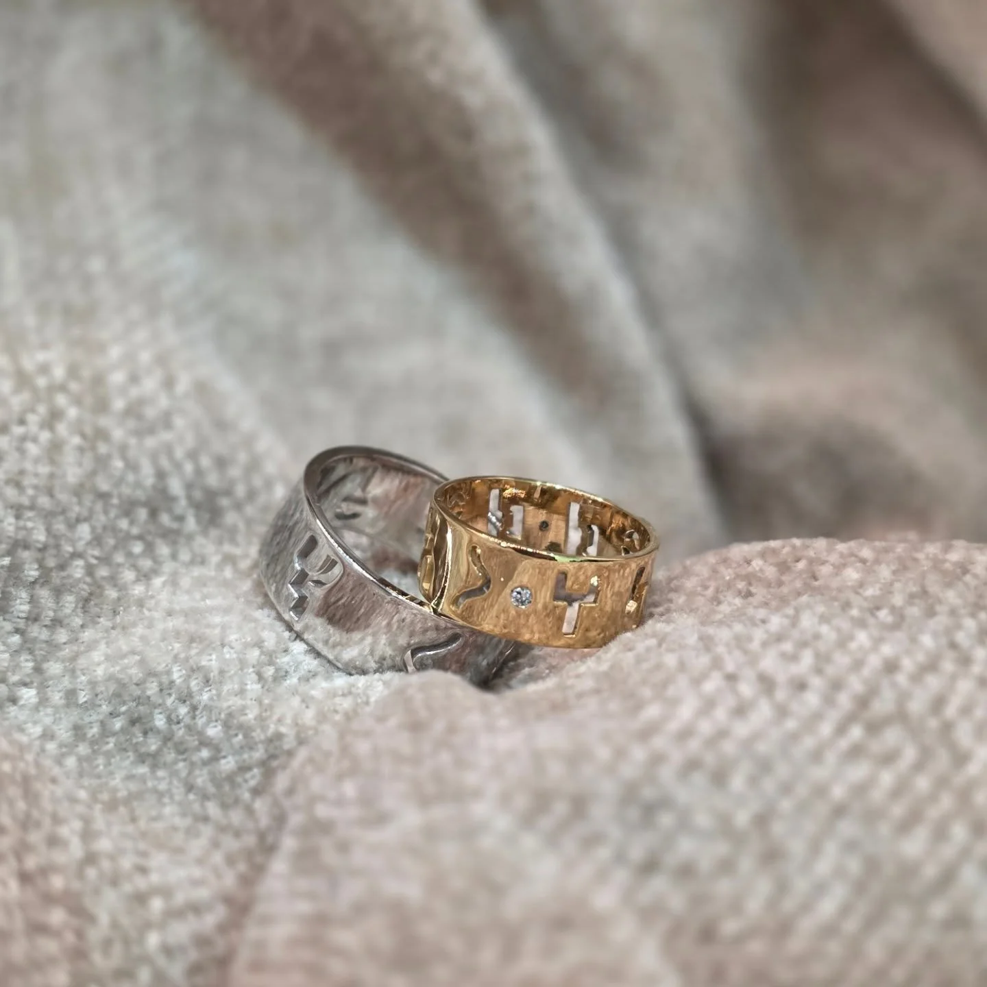 واحد لك وواحد لها.. عبر عن حبك بخاتم فضة بيور او ذهب عيار ١٨ او ٢١ بكريقة مميزة ووصل لها الرسالة بطريقة شاعرية ويديدة 😍🩷

حوّل كلماتك إلى فن من خلال خدمات تصميم الخطوط العربية الهندسية وتحويلها لقطعة فريدة من نوعها من الذهب أو الفضة.. دع تصميمك تتأ