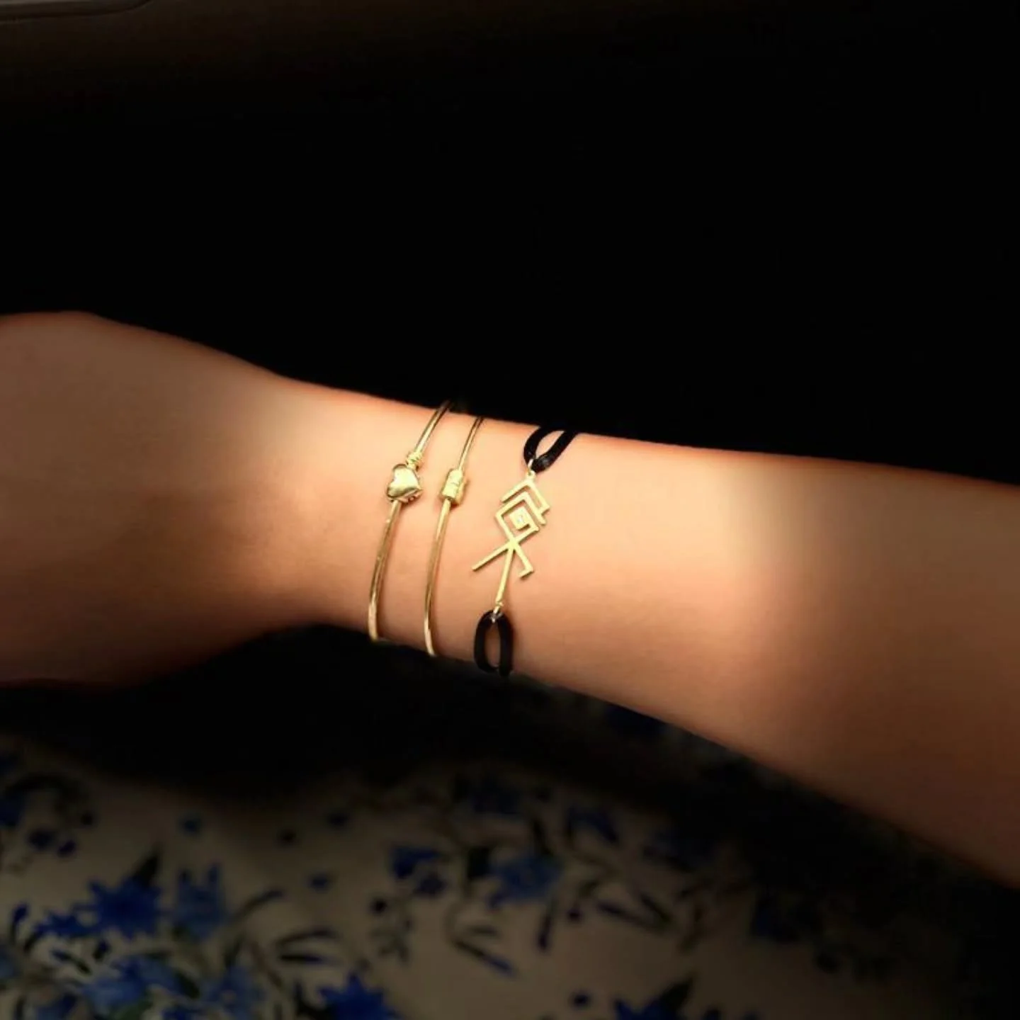 Rola رولا

حوّل كلماتك إلى فن من خلال خدمات تصميم الخطوط العربية الهندسية وتحويلها لقطعة فريدة من نوعها من الذهب أو الفضة.. دع تصميمك تتألق بخط مذهل وفريد ​​من نوعه يجسد جوهر شخصيتك.

Get in touch via instagram @hmstudiome or check our website www.hm