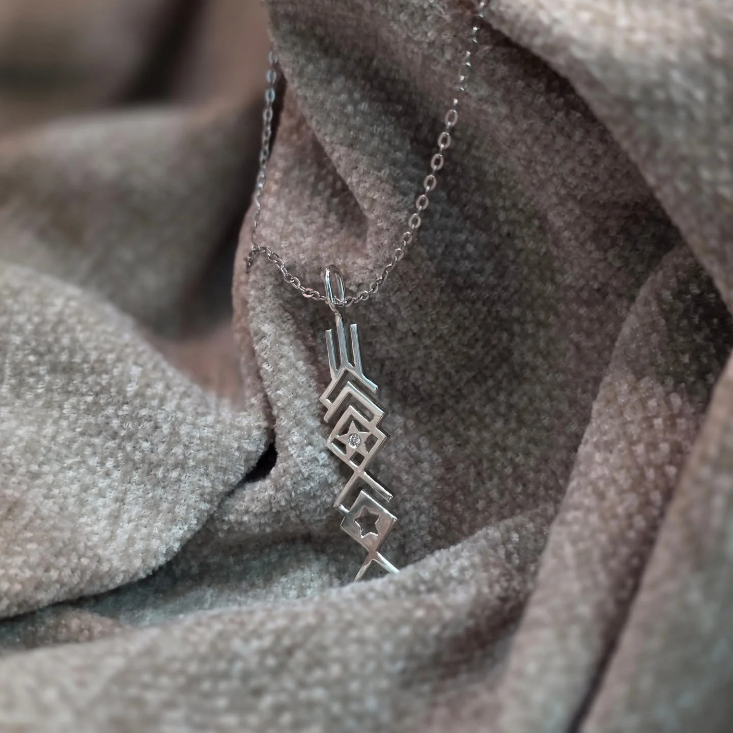 الفضة غير عندنا 🌼 سلسال باسمين "سحر ومحمد" مع حجر الماس

حوّل كلماتك إلى فن من خلال خدمات تصميم الخطوط العربية الهندسية وتحويلها لقطعة فريدة من نوعها من الذهب أو الفضة.. دع تصميمك تتألق بخط مذهل وفريد ​​من نوعه يجسد جوهر شخصيتك.

Get in to