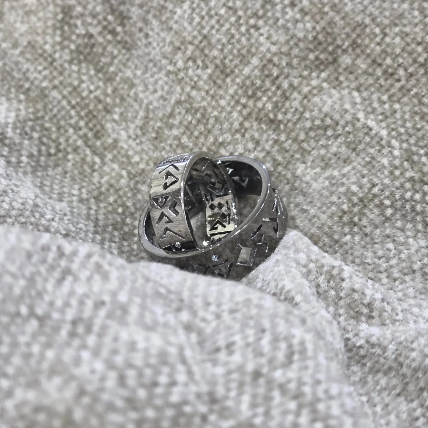 خاتمين فضة بيور بتصميم جملة مميزة وغامضة بطريقتنا الهندسية. 

حوّل كلماتك إلى فن من خلال خدمات تصميم الخطوط العربية الهندسية وتحويلها لقطعة فريدة من نوعها من الذهب أو الفضة.. دع تصميمك تتألق بخط مذهل وفريد ​​من نوعه يجسد جوهر شخصيتك.

Get in touch vi