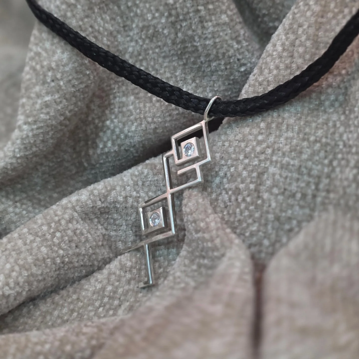 تعليقة سيارة باسم "وعود" من الفضة البيور.

حوّل كلماتك إلى فن من خلال خدمات تصميم الخطوط العربية الهندسية وتحويلها لقطعة فريدة من نوعها من الذهب أو الفضة.. دع تصميمك تتألق بخط مذهل وفريد ​​من نوعه يجسد جوهر شخصيتك.

Get in touch via instagr