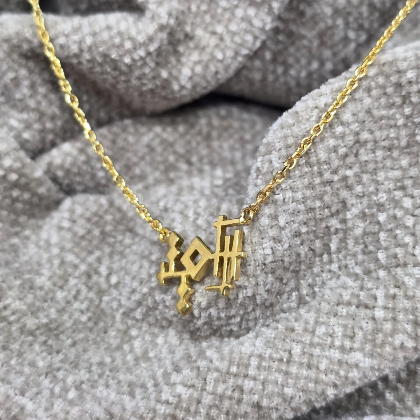 Kuwait الكويت

حوّل كلماتك إلى فن من خلال خدمات تصميم الخطوط العربية الهندسية وتحويلها لقطعة فريدة من نوعها من الذهب أو الفضة.. دع تصميمك تتألق بخط مذهل وفريد ​​من نوعه يجسد جوهر شخصيتك.

Get in touch via instagram @hmstudiome or check our website ww