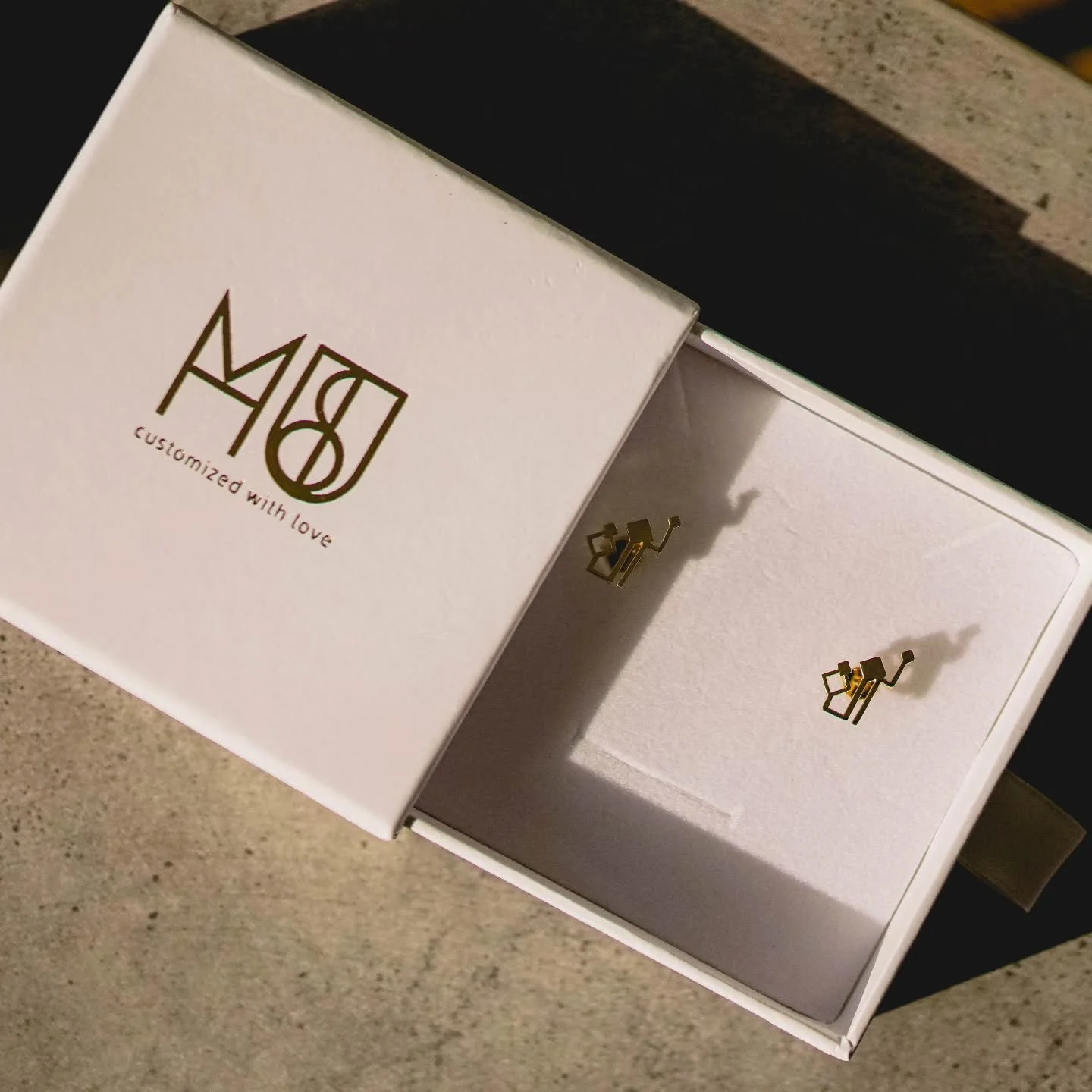 نوف Nouf

حوّل كلماتك إلى فن من خلال خدمات تصميم الخطوط العربية الهندسية وتحويلها لقطعة فريدة من نوعها من الذهب أو الفضة.. دع تصميمك تتألق بخط مذهل وفريد ​​من نوعه يجسد جوهر شخصيتك.

Get in touch via instagram @hmstudiome or check our website www.hms