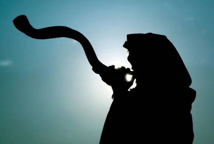 Ce soir, nous c&eacute;l&eacute;brons Rosh Hashanah, le Nouvel An juif.
Un temps de renouveau et d&rsquo;esp&eacute;rance, o&ugrave; l&rsquo;on trempe les pommes dans le miel pour souhaiter douceur et lumi&egrave;re. 🍎🍯✨

Et c&rsquo;est pr&eacute;c