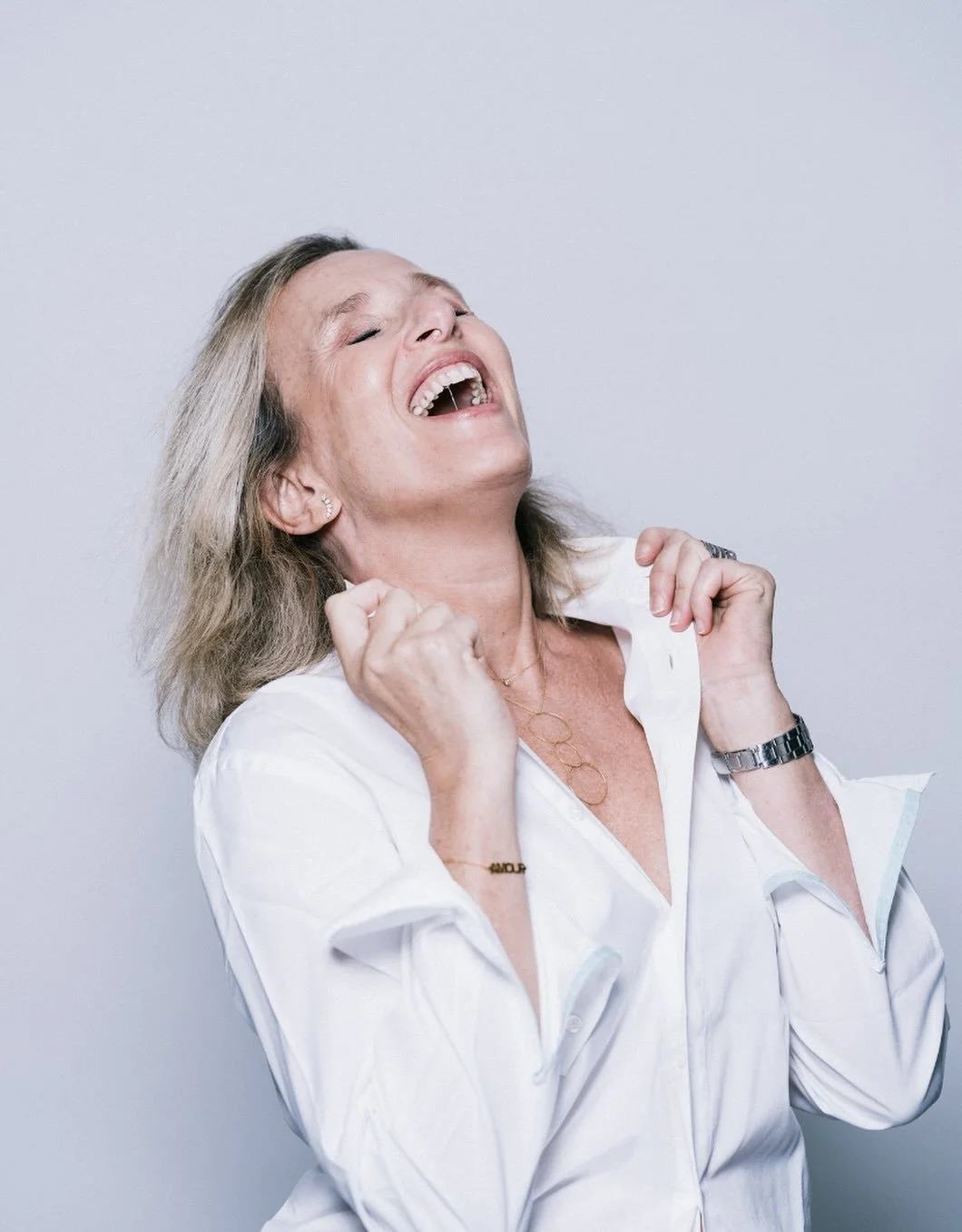 Aujourd&rsquo;hui, je c&eacute;l&egrave;bre la JOIE ✨.
Pas une joie ordinaire, mais celle qui rena&icirc;t apr&egrave;s la peur, l&rsquo;attente, le silence.
Les otages sont enfin rentr&eacute;s. Les visages se retrouvent, les familles se serrent, la