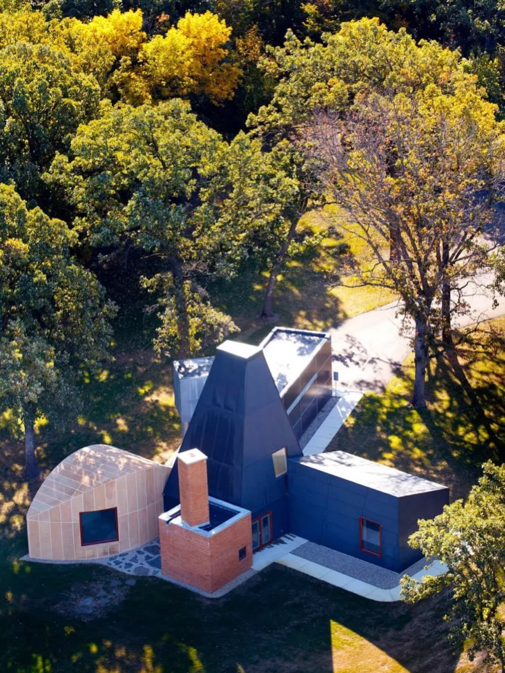 Un autre g&eacute;ant s&rsquo;en est all&eacute;. Frank Gehry.
Un architecte qui a d&eacute;plac&eacute; les lignes, ouvert des horizons, et donn&eacute; &agrave; l&rsquo;architecture une dimension presque musicale. Son travail a marqu&eacute; des g&