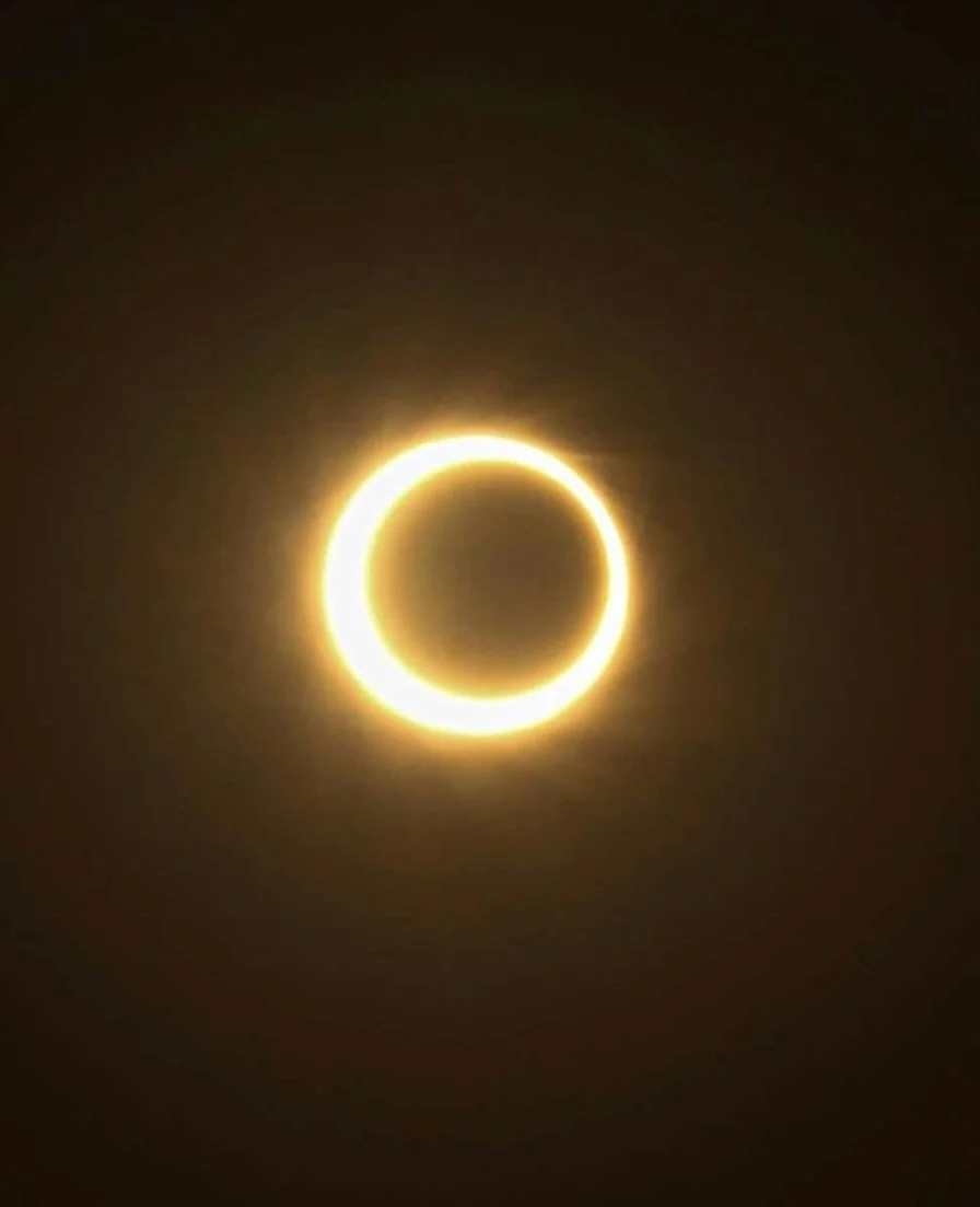 17 f&eacute;vrier 2026.

Aujourd&rsquo;hui, nous avons v&eacute;cu une Nouvelle Lune en Verseau, accompagn&eacute;e d&rsquo;une &eacute;clipse solaire.

Une Nouvelle Lune marque toujours un commencement. Le Soleil et la Lune se rejoignent. La lumi&eg