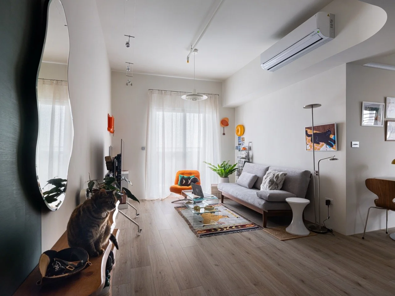     W-Residence-序光之居-13坪小坪數住宅設計-客廳玄關弧形鏡貓咪.jpg.jpg