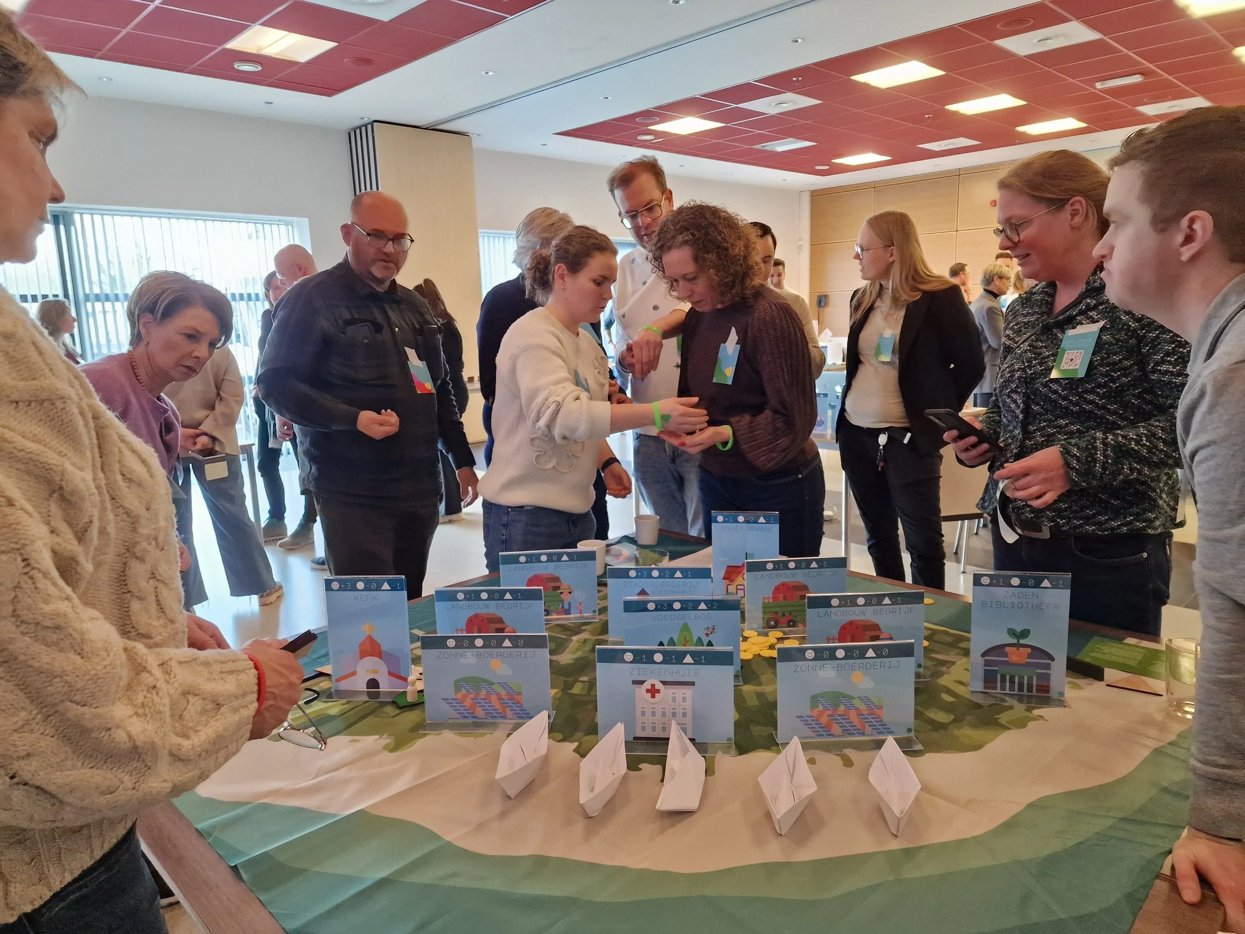 Hooggelegen huis aan de voet van besneeuwde bergen, groene heuvels op de voorgrond, bewolkte lucht.