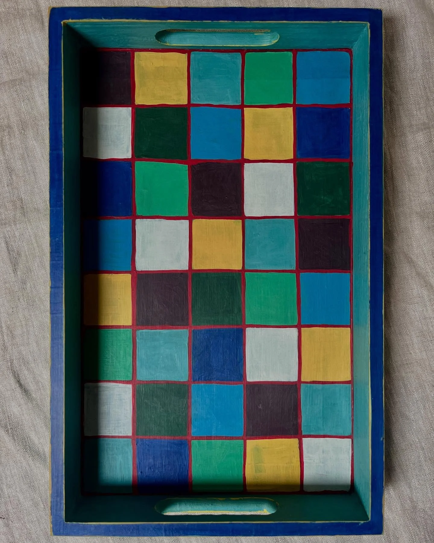 Trays - how many uses can you find for one! I love a tray whether for serving food and drinks, putting my keys and glasses down when I get home or so many more other ways to use it at home. 
This one was painted as a gift but I’m planning on p