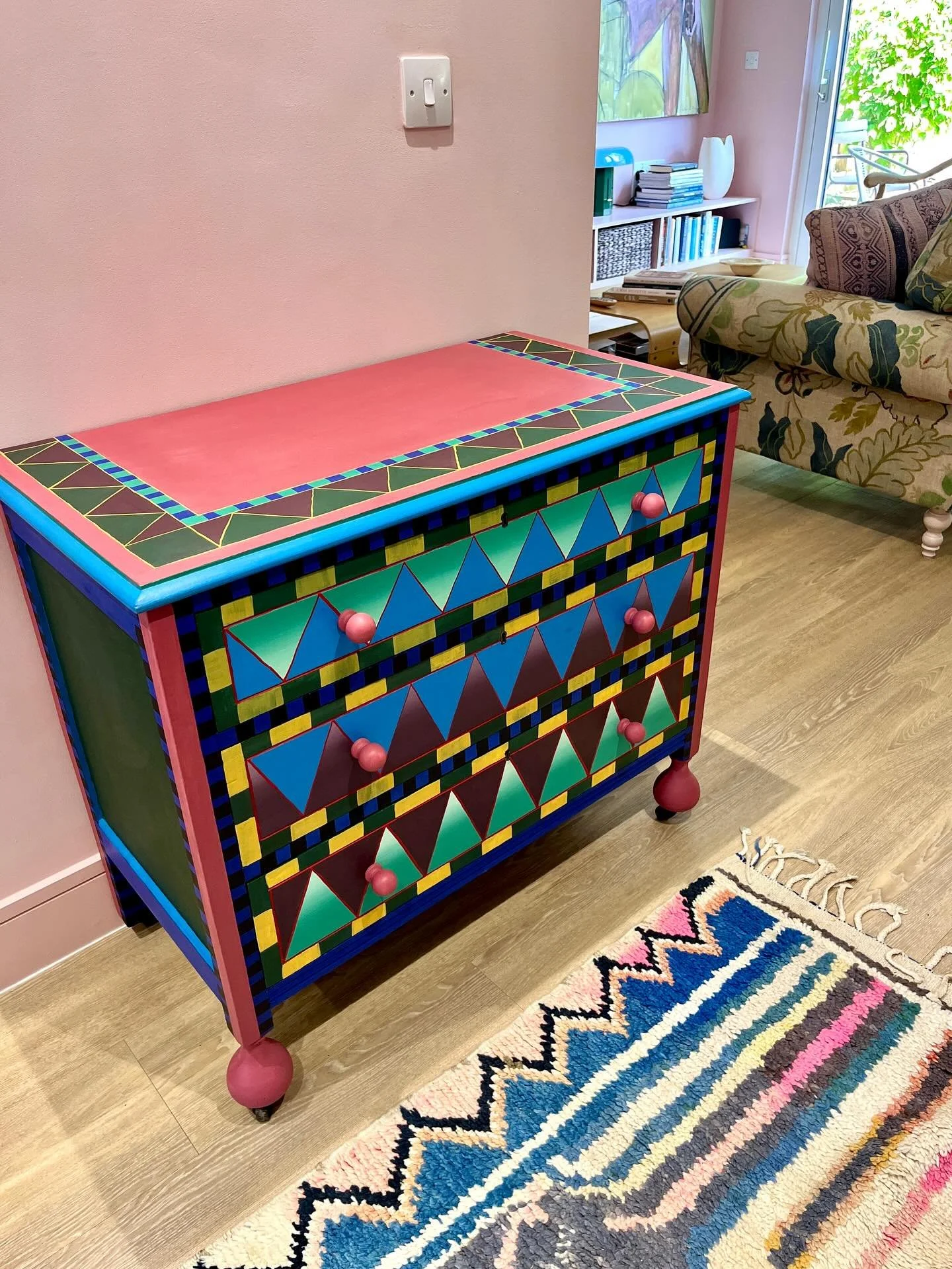Well, what better way to kick off being back at work after the summer holidays than seeing this piece in its new home!
I delivered it to the lovely client’s home and we discussed changing the red elements to a colour better suited to her inter