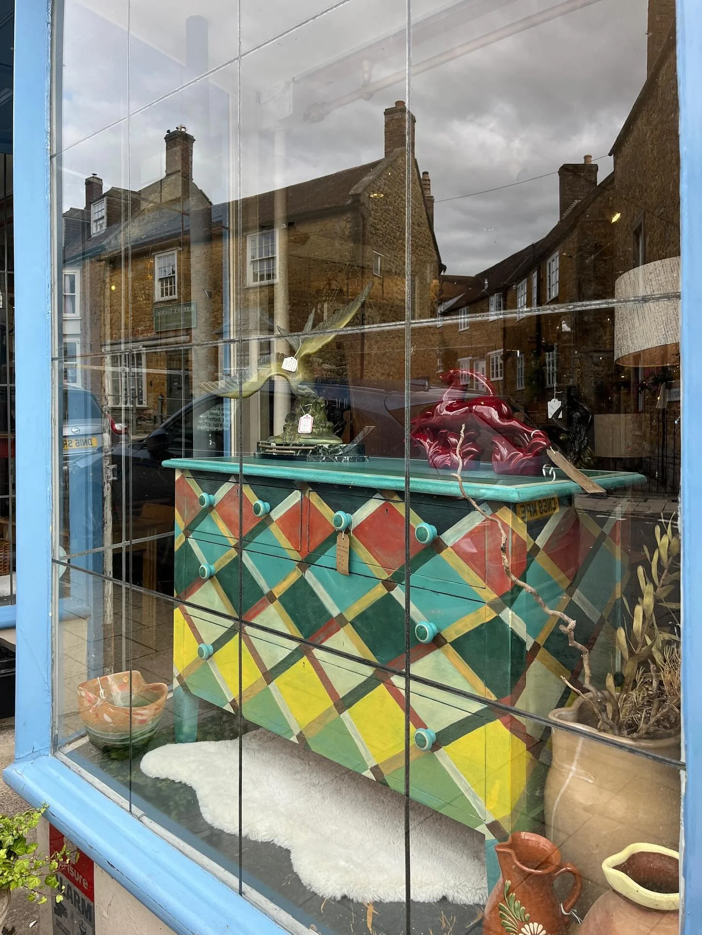 Today I spotted one of my pieces in a shop window and it made me so happy! 
I’m grateful for the support that you’ve shown me here and for the growth instagram brought. Another little step forward is having my painted furniture in a shop
