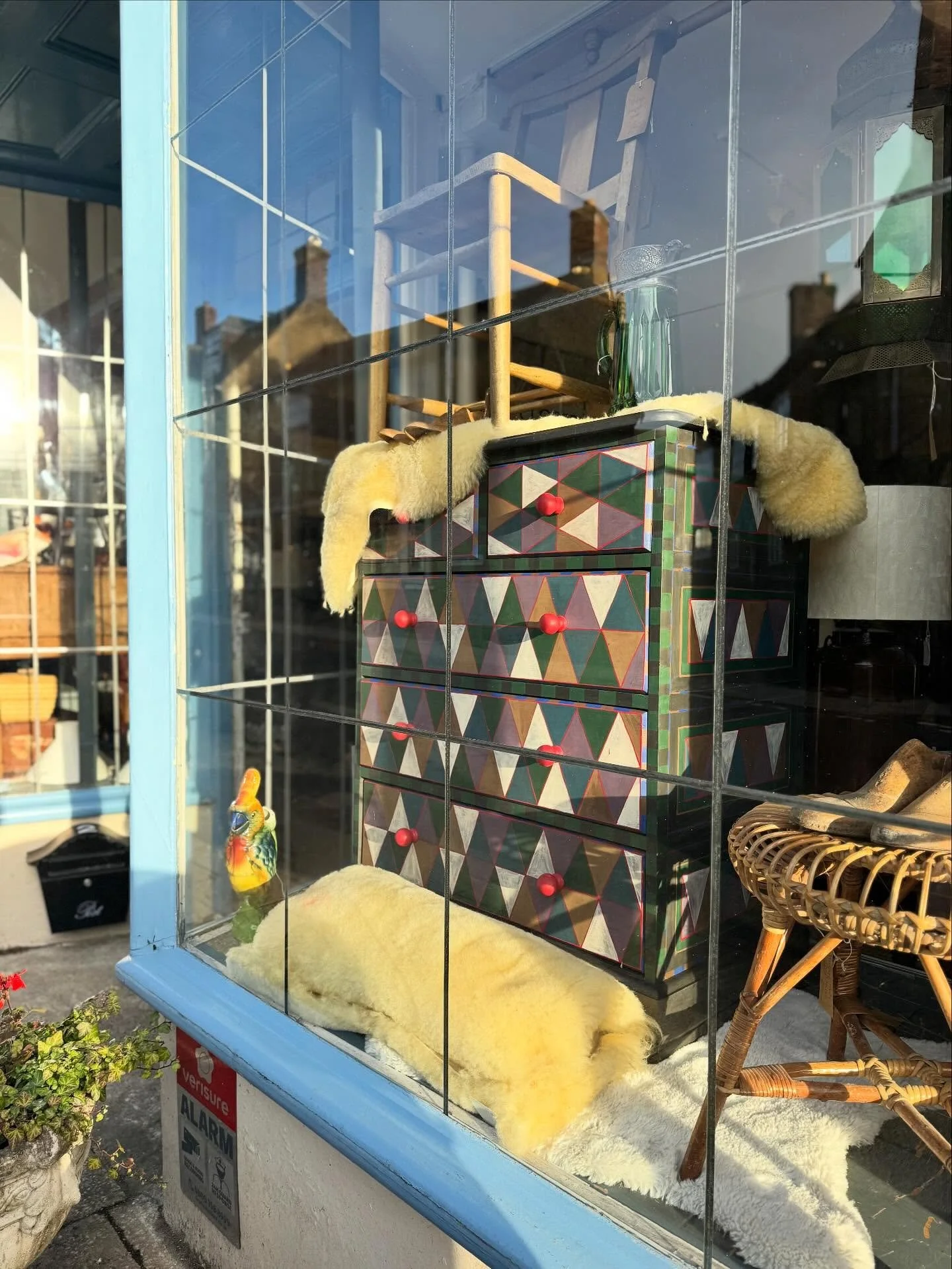 Beautiful sunny afternoon here in Castle Cary! Come and find a selection of my painted furniture and so many more treasures and beautiful antique and vintage pieces at @castle_cary_antiques