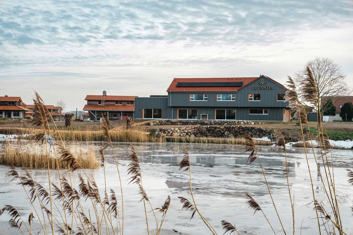 Teich vor dem Livanda-Zentrum