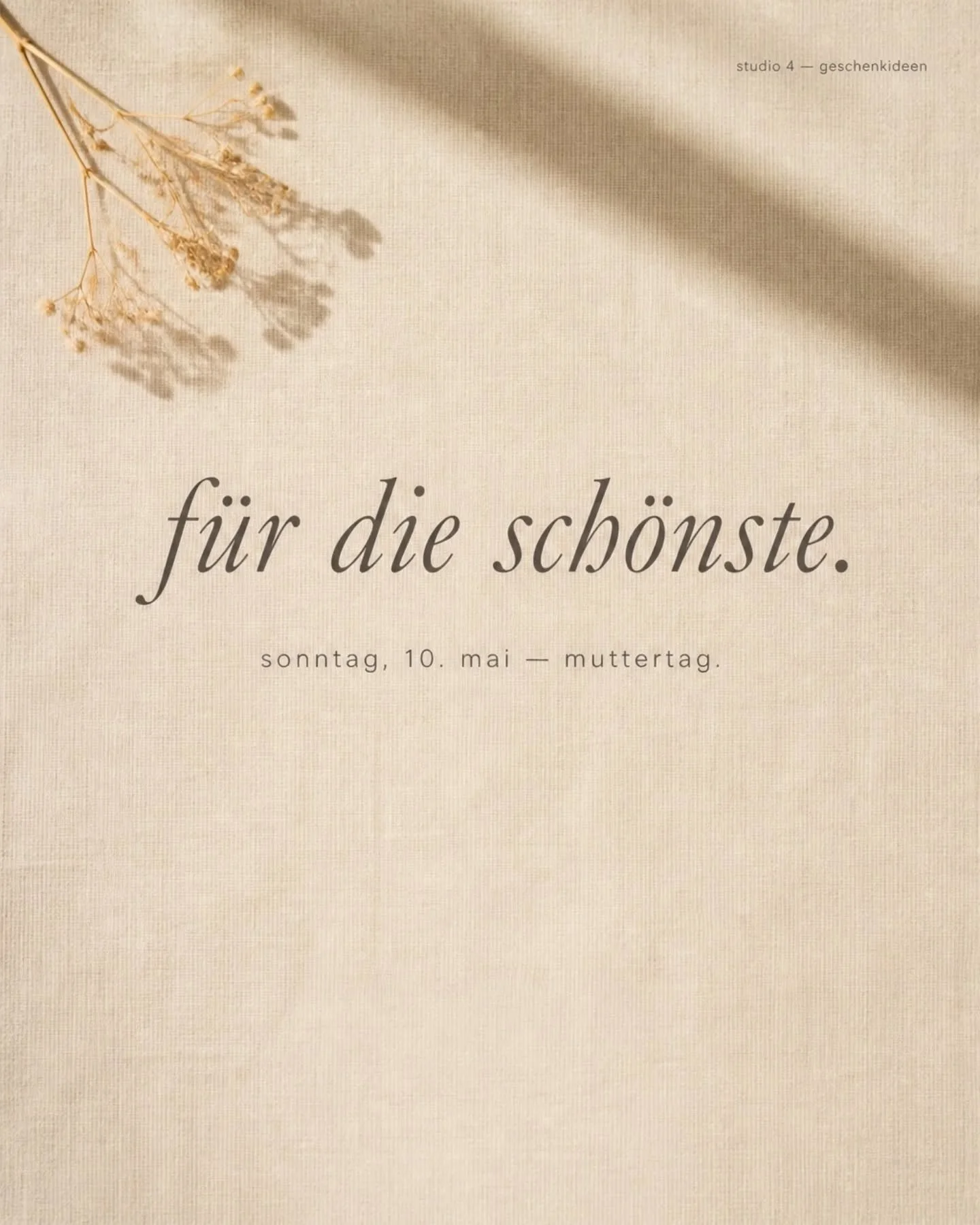 F&uuml;r die, die alles gibt 🤍

Sonntag, 10. Mai ist Muttertag und wir haben drei Ideen, die mehr sagen als Blumen.

Eine Cap, die immer sitzt, eine Tasche, die alles tr&auml;gt. Ein Gutschein, mit dem sie sich selbst aussucht, was sie sch&ouml;n ma