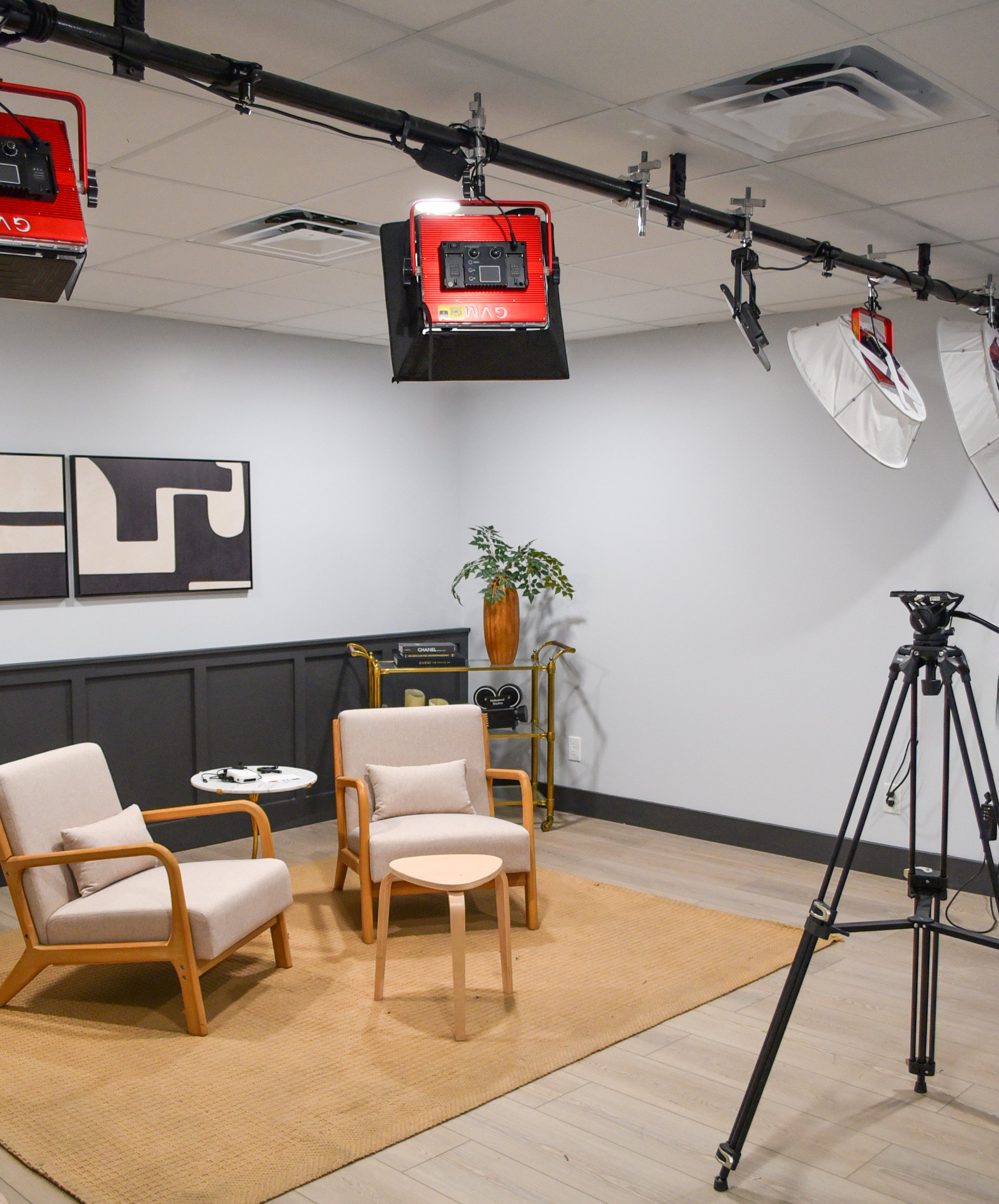 Customized lighting and decor options in plug and play studio space for hourly rent