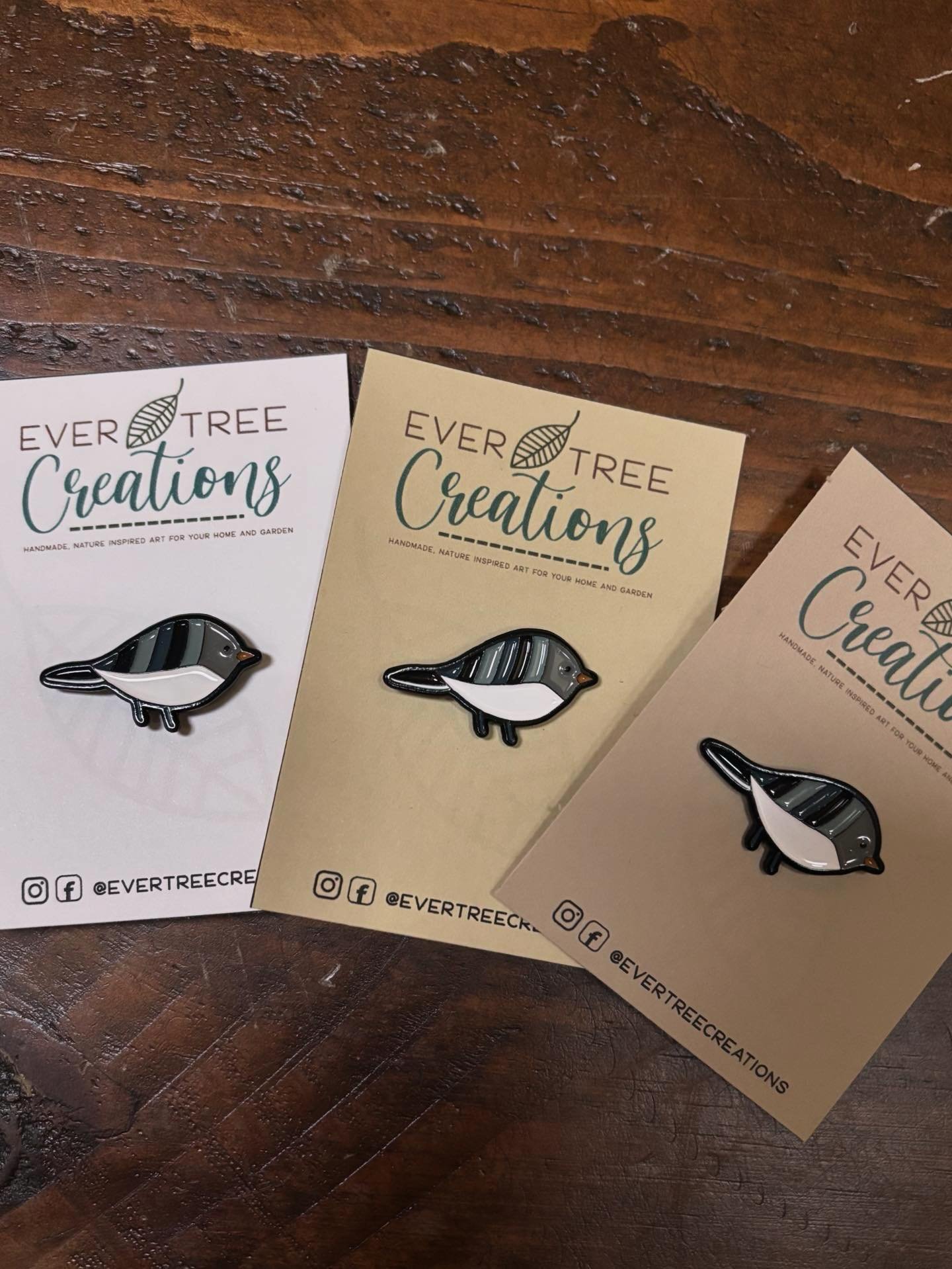 It&rsquo;s Junco season!  Have you seen these cuties hopping about your yard?  They are my favorites and therefore the first bird pin I designed.  Check them out, along with all my other pins @katty_korner_pbo 
#junco #shopsmall #supportsmallbusiness