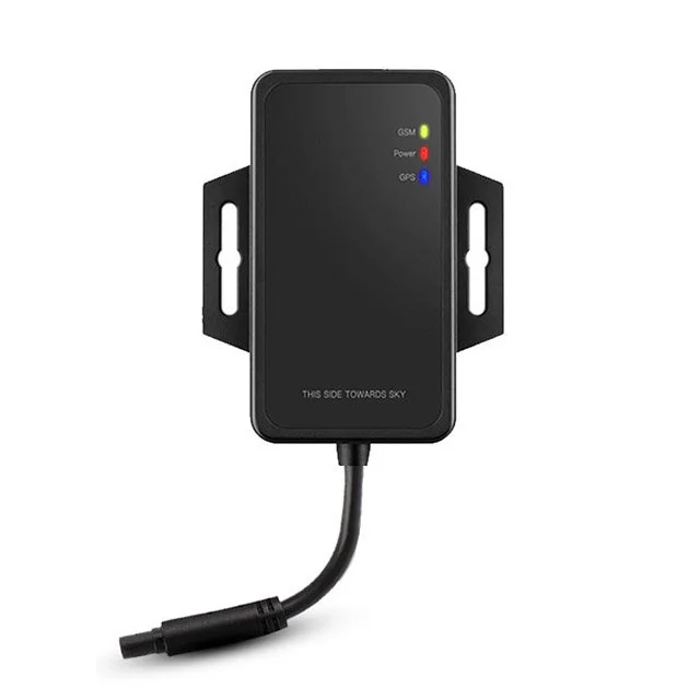 Un boîtier noir avec des voyants lumineux pour GSM, Power et GPS monté sur un support mural, avec un câble connecté en bas.
