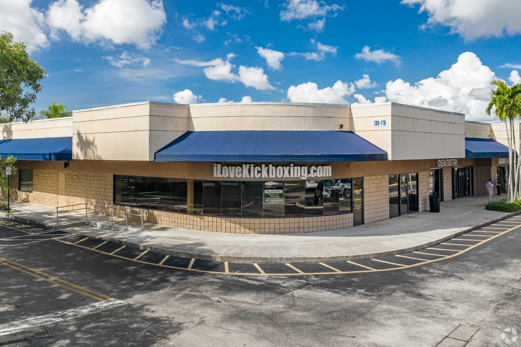 A different aerial perspective, emphasizing the plaza's layout and accessibility.