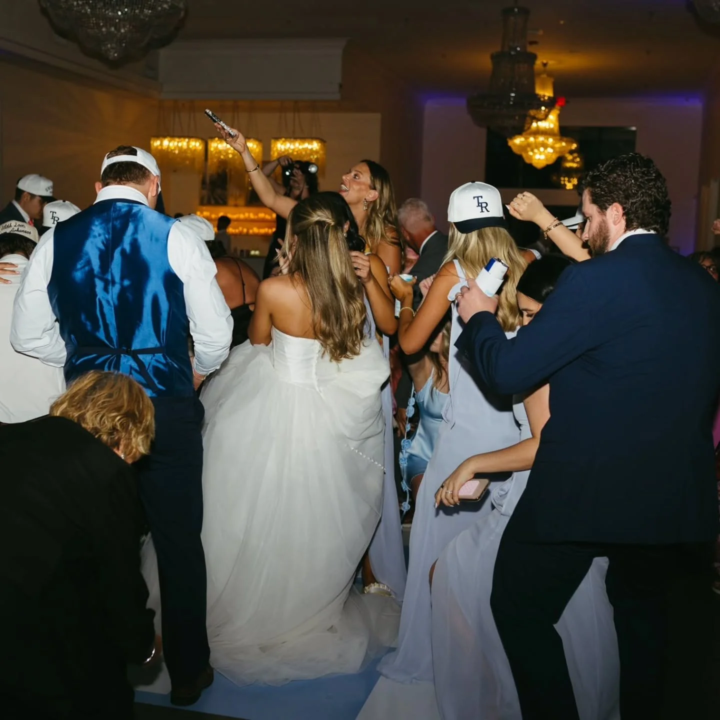 Something about the Farini wedding 👌
This is EXACTLY what happens when you trust a professional. JAM PACKED dance floor ALL NIGHT LONG 💃🕺💎