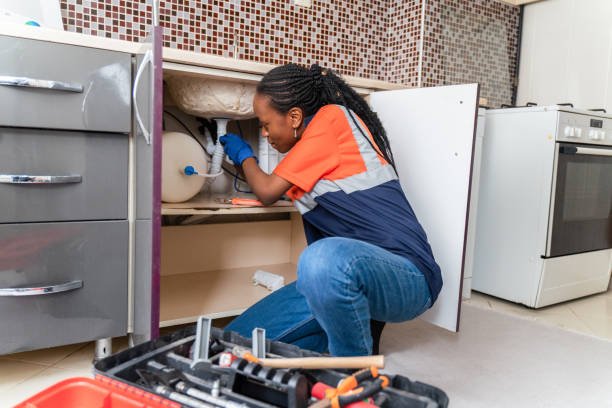 Oranssi carpenter using bench saw