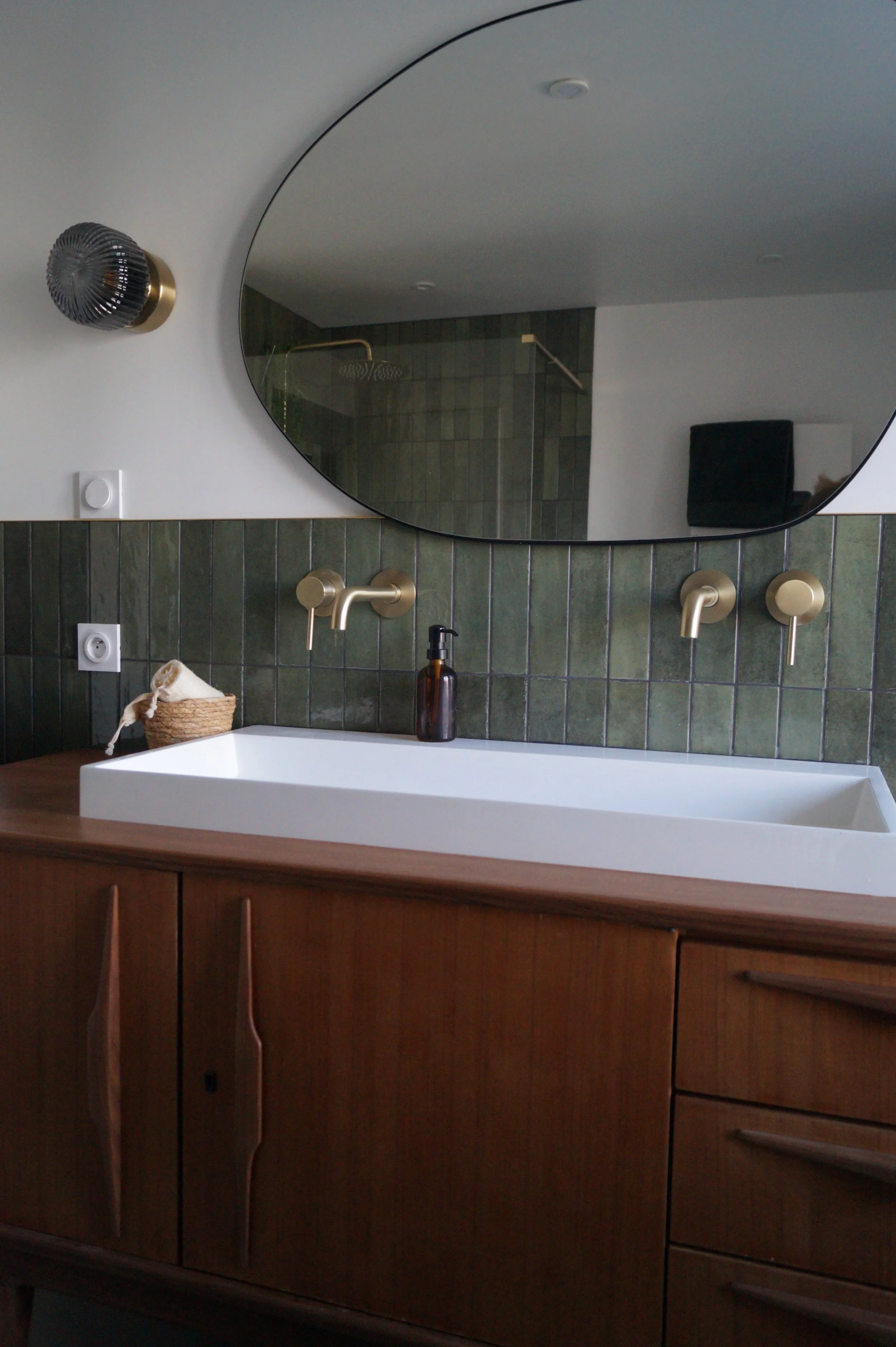 Découvrez nos dernières réalisations : Une pièce où l'authenticité devient le point central de votre rituel matinal.