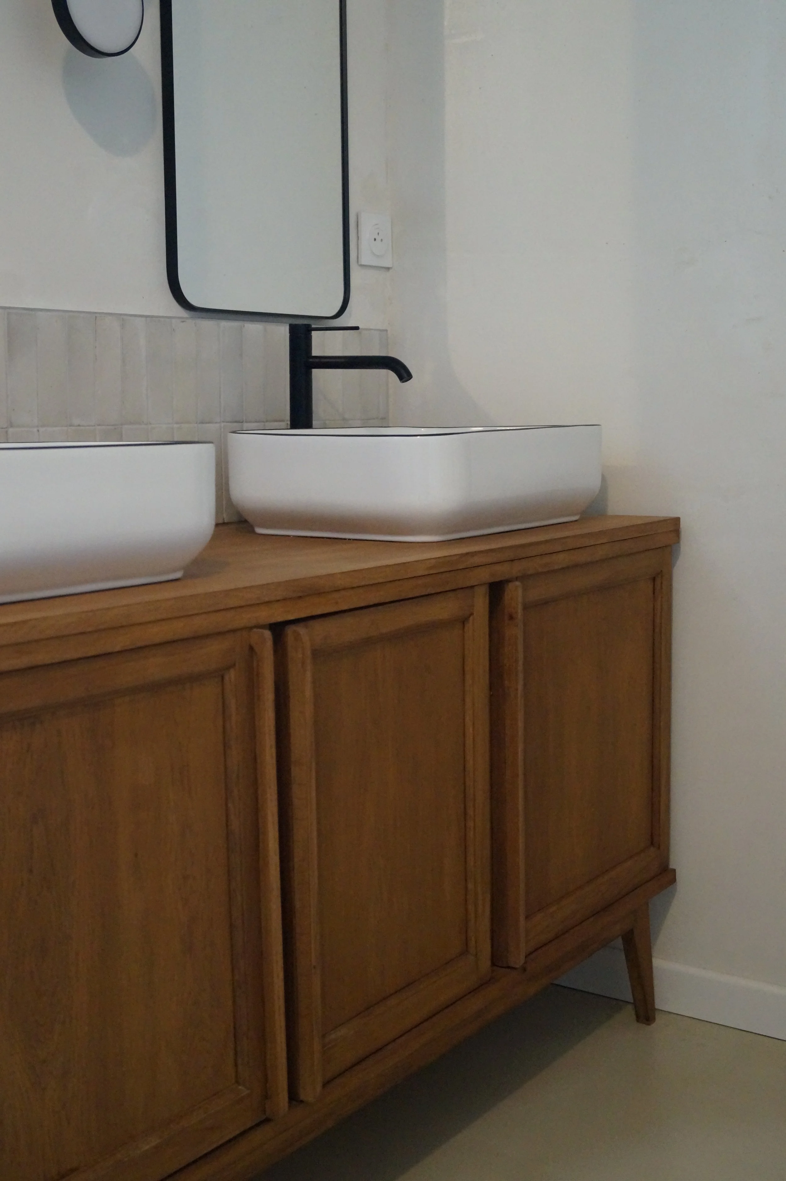 Découvrez nos dernières réalisations : Une pièce où l'authenticité devient le point central de votre rituel matinal.