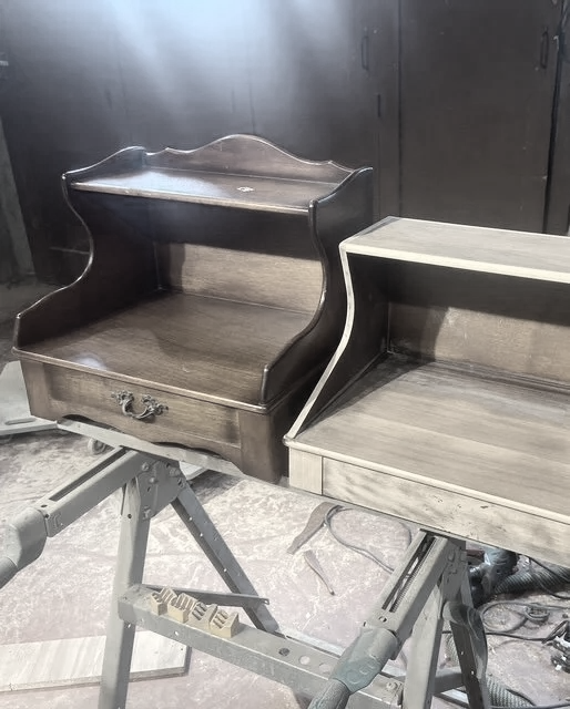 Deux petites armoires NAS sur un chevalet en métal, dans un atelier ou une pièce de bricolage.